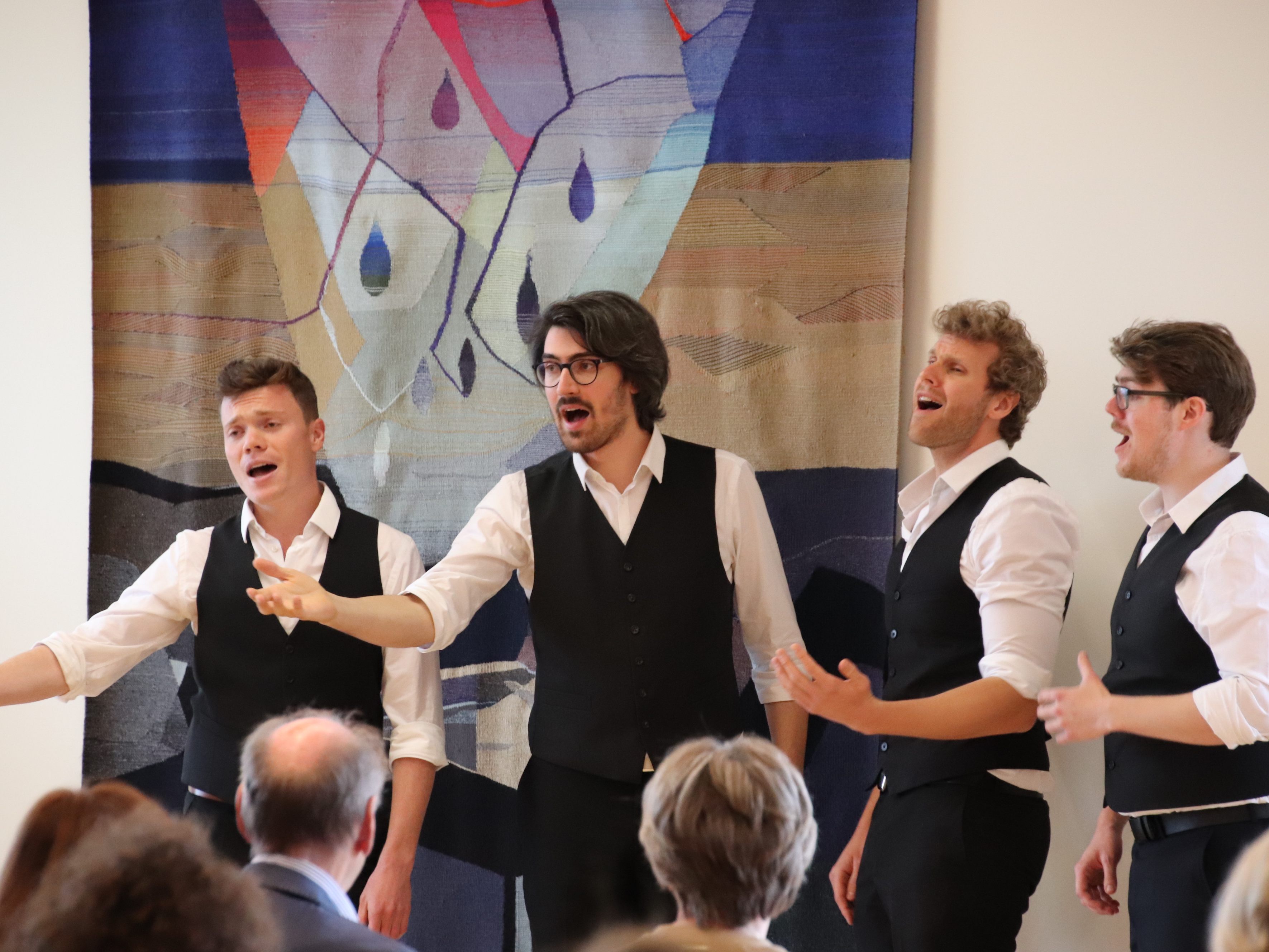 1) Die vier jungen Musiker interpretierten gekonnt ihre „Barbershop“-Songs. 1) Die vier jungen Musiker interpretierten gekonnt ihre „Barbershop“-Songs.