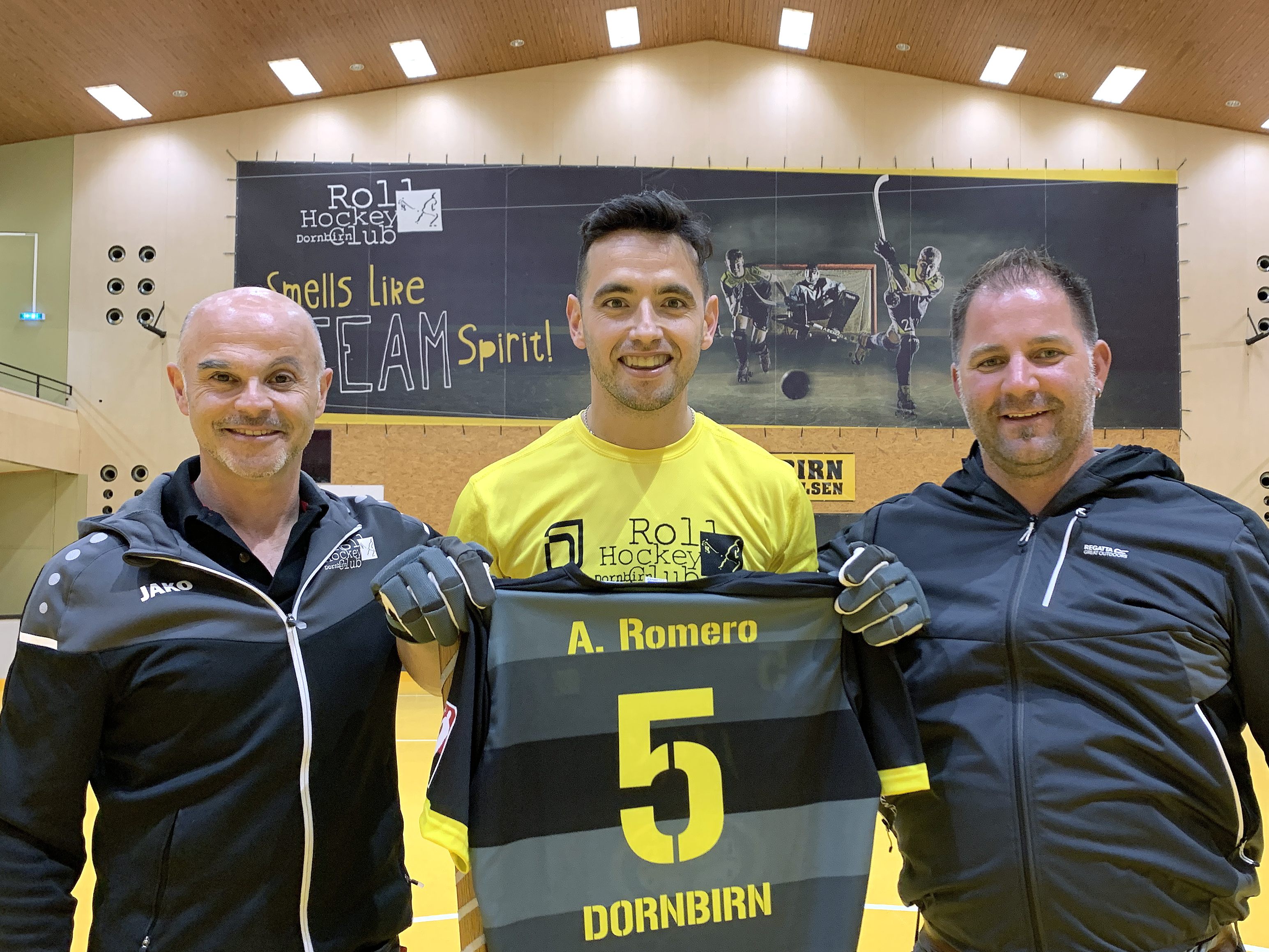 Edi Calvin (Vorstandsbeirat, sportlicher Jugendleiter), Ariel Romero und Michael Schwendinger (Vizepräsident). Edi Calvin (Vorstandsbeirat, sportlicher Jugendleiter), Ariel Romero und Michael Schwendinger (Vizepräsident).