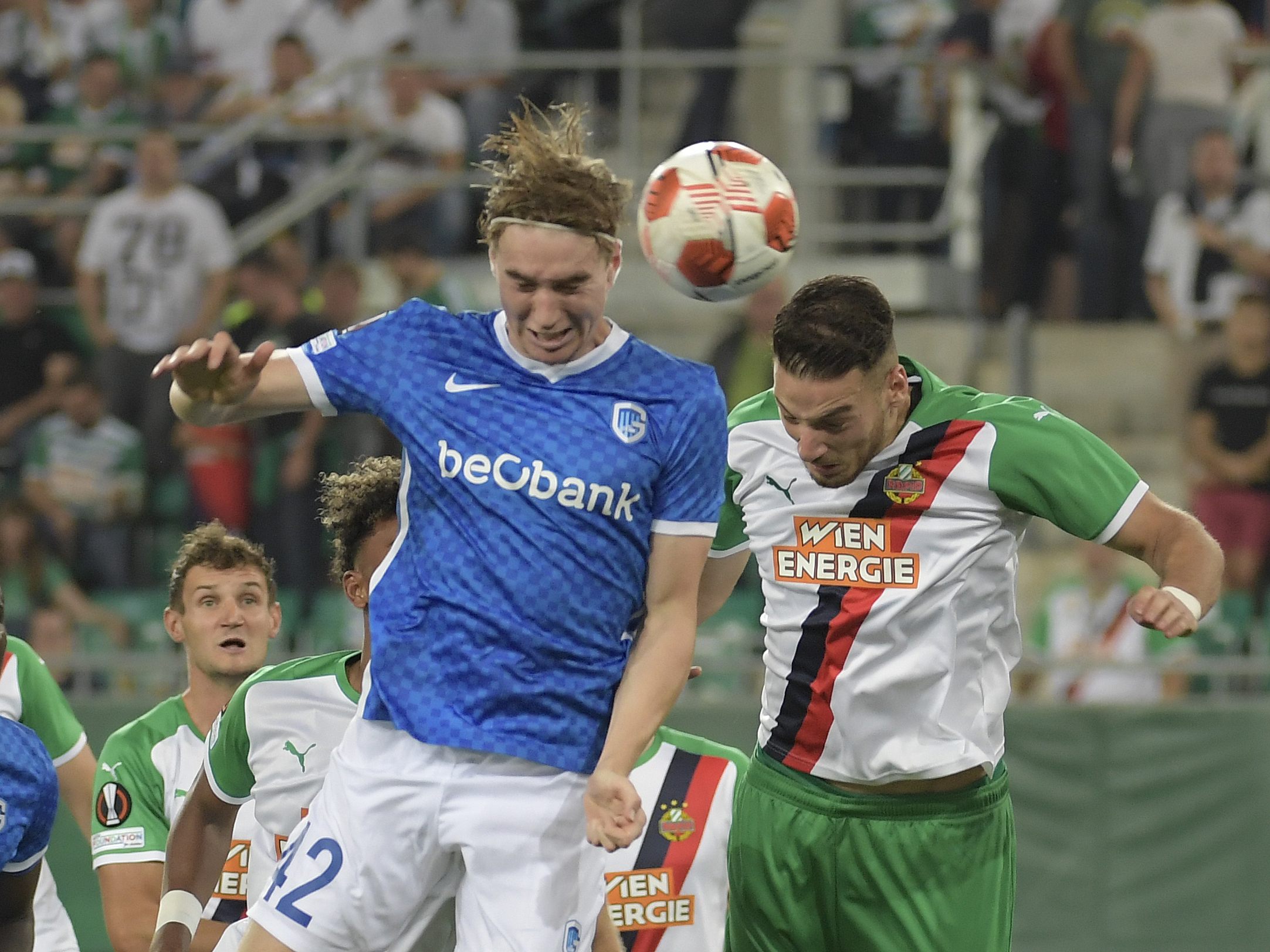 Kristian Thorstvedt kämpft mit Rapid Wien's Ercan Kara um den Ball. Beim Europaleague-Match kämpften beiden Mannschaften erbittert.