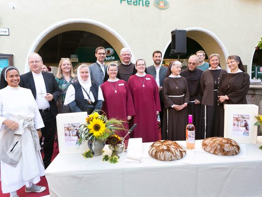 Beim Klostermarkt in Bludenz: Eröffnung durch Reden von LH Markus Wallner, Bgm. Simon Tschann, Wiebke Meyer, Pfarrder Guido Kobiec und Bischof Benno Elbs, Weihe von Brot und Wein.