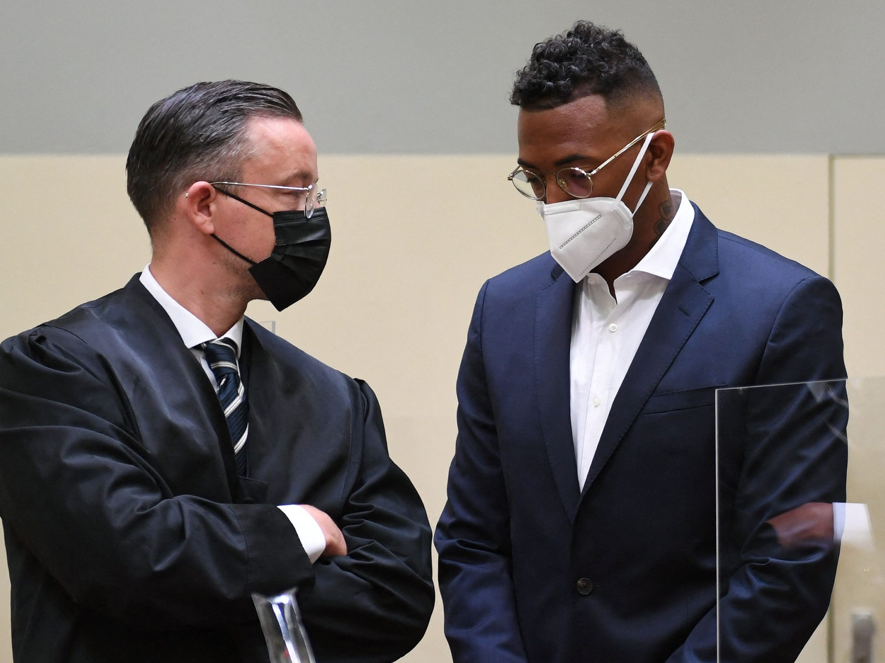 Jérôme Boateng (r.) zum Auftakt des Prozesses gegen ihn im Gerichtssaal in München.