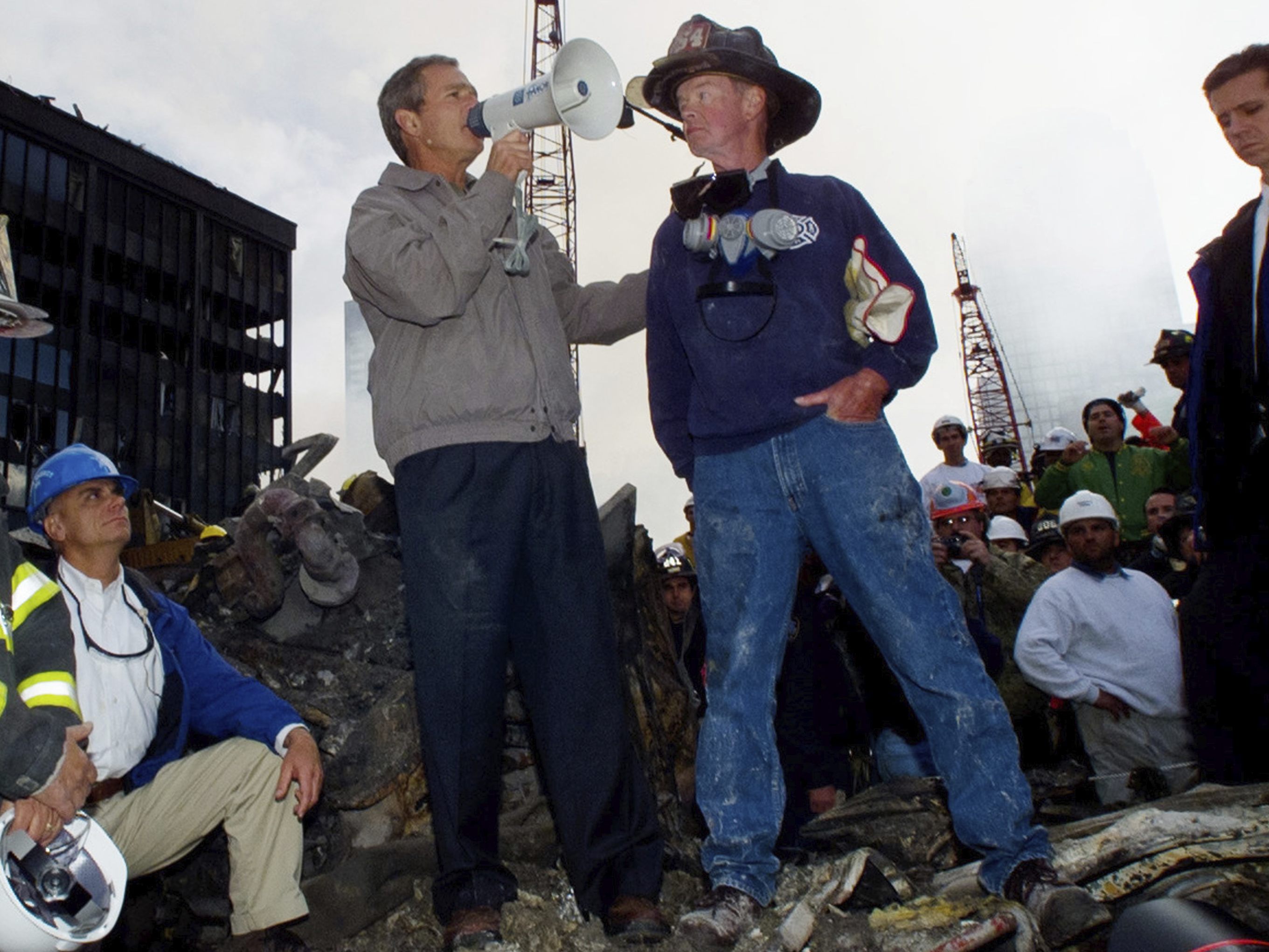 US-Präsident George W. Busg und Feuerwehrmann Bob Beckwith in den Trümmern des World Trade Center am 14. September 2001.