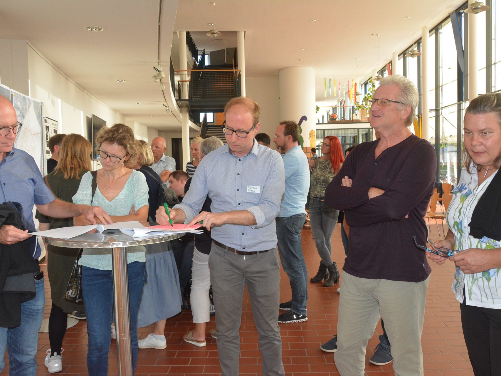 Kommunikation auf Augenhöhe. Bei den ersten Ortsteilgesprächen im Hasenfeld brachten die Bürger ihre Anliegen in das überarbeitete Verkehrskonzept ein. Kommunikation auf Augenhöhe. Bei den ersten Ortsteilgesprächen im Hasenfeld brachten die Bürger ihre Anliegen in das überarbeitete Verkehrskonzept ein.