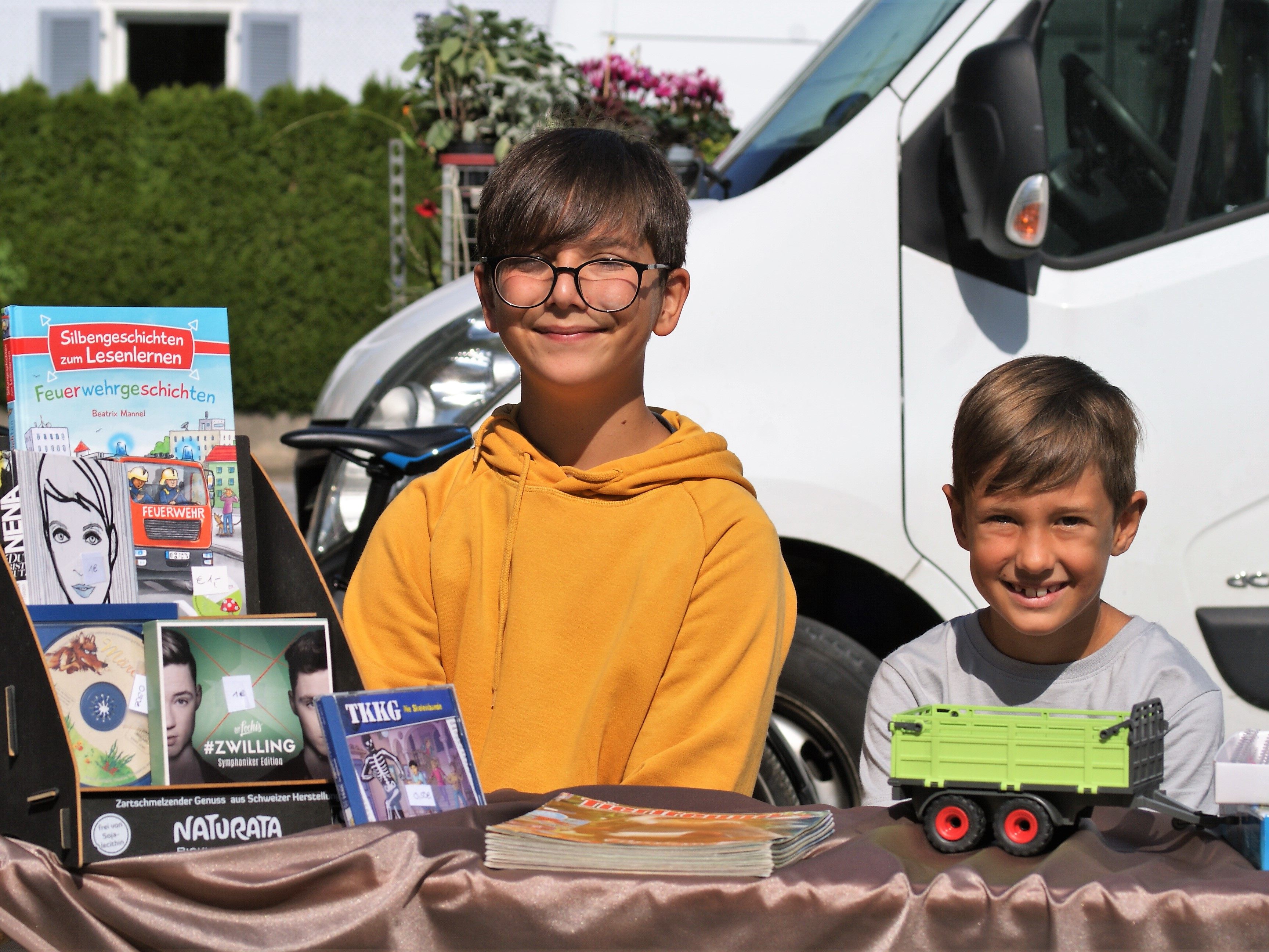 Von der Schulbank zum Marktstand: Die Kids waren mit viel Eifer beim Flohmarkt dabei.