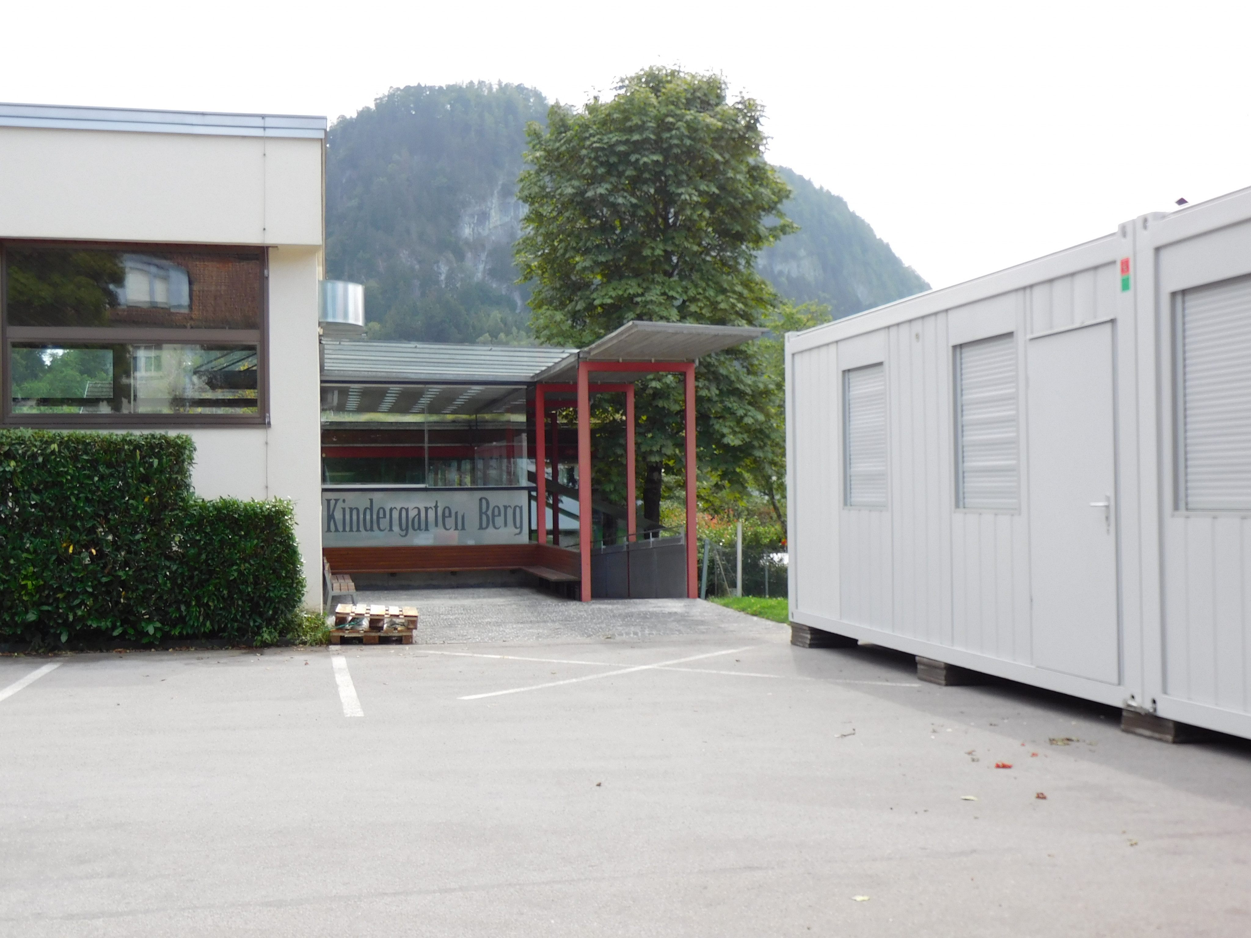 Der Kindergarten Berg wird in Modulbauweise erweitert um genügend Platz für die Ganztagskindergruppen bieten zu können Der Kindergarten Berg wird in Modulbauweise erweitert um genügend Platz für die Ganztagskindergruppen bieten zu können