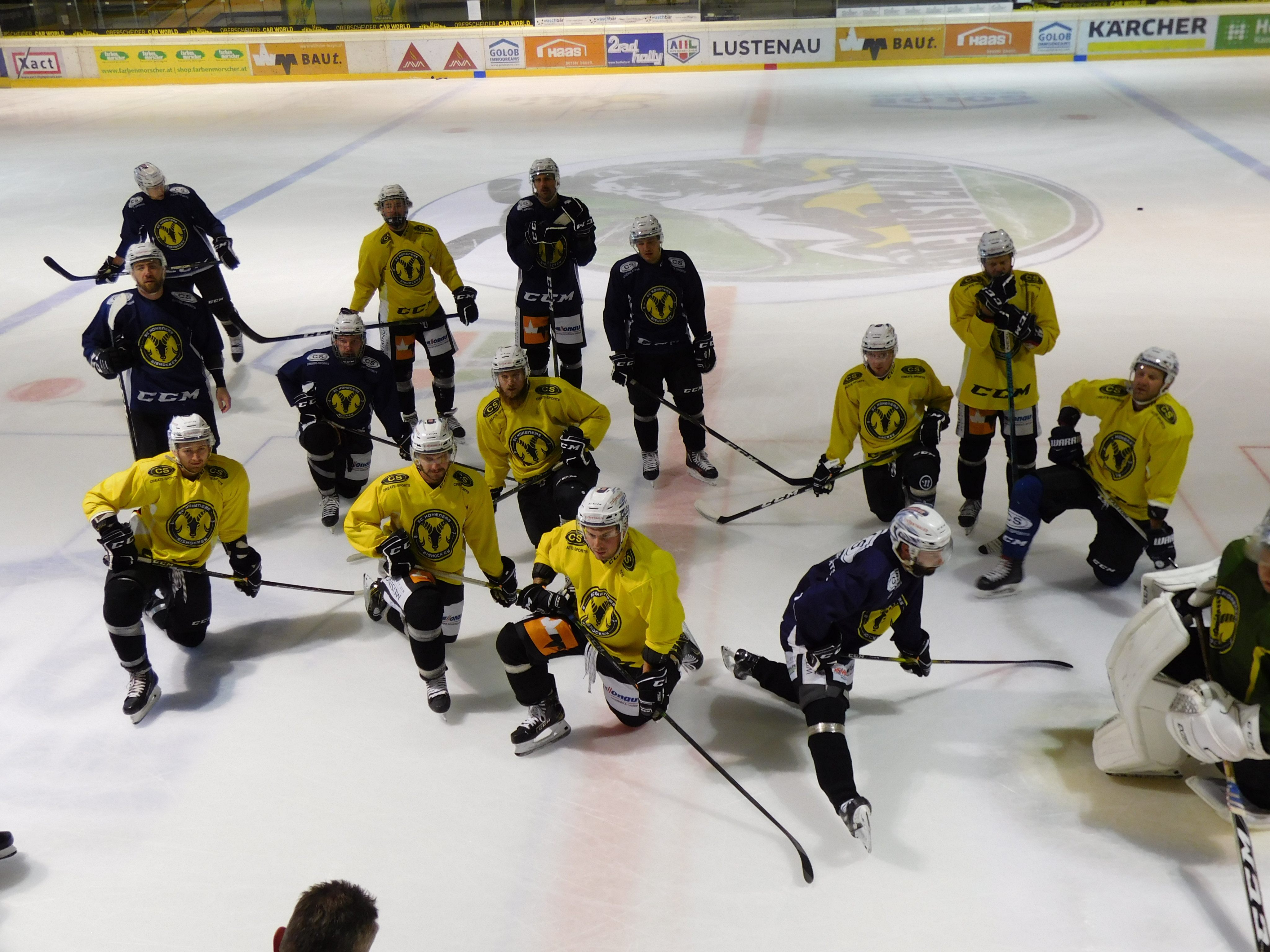 Das Team des SC Hohenems bereitet sich auf dem Eis auf die neue Saison vor Das Team des SC Hohenems bereitet sich auf dem Eis auf die neue Saison vor