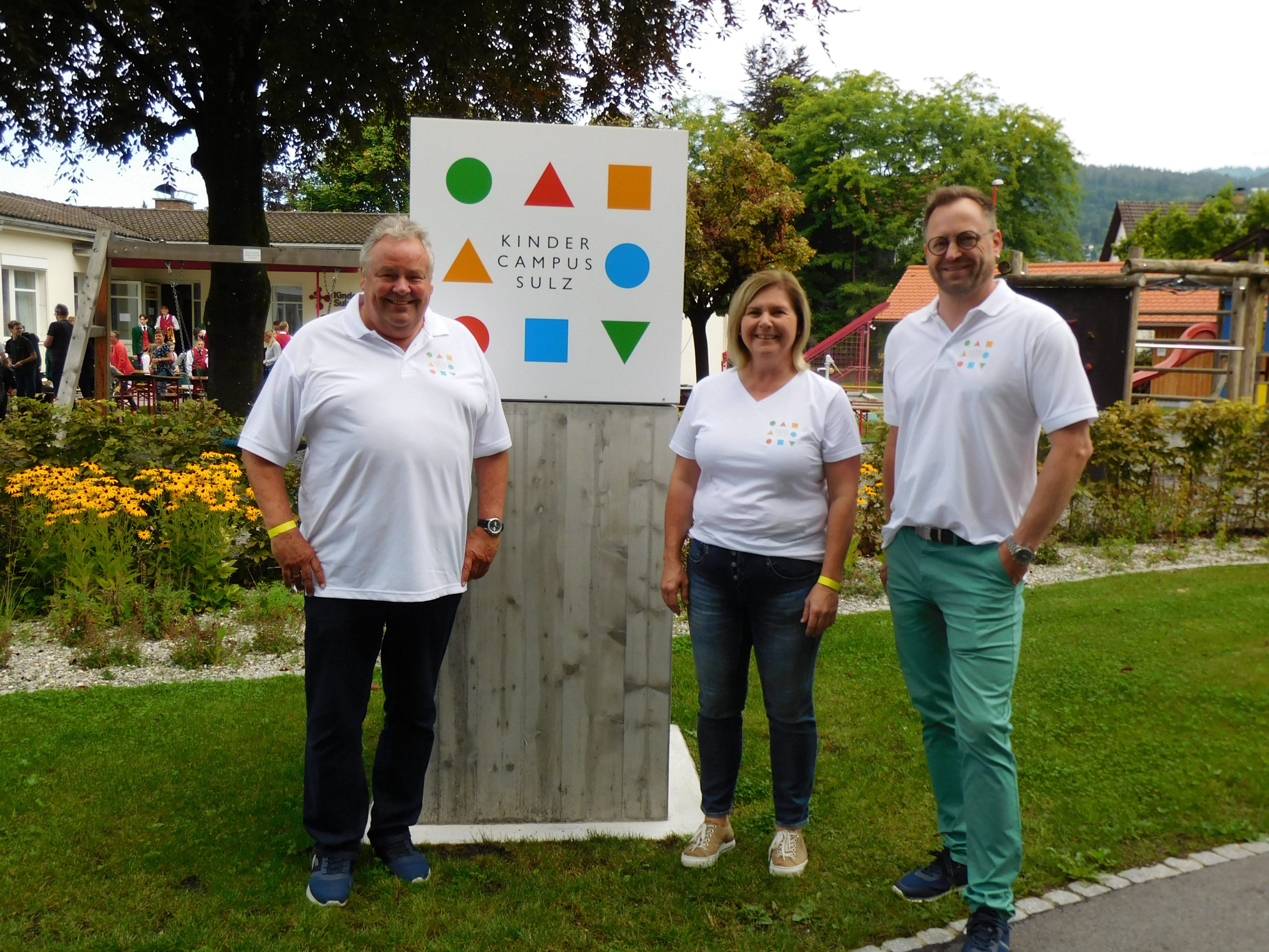 Die elementarpädagogische Leiterin des Kindercampus Sabine Mathies mit Bürgermeister Karl Wutschitz und Amtsleiter Daniel Novak Die elementarpädagogische Leiterin des Kindercampus Sabine Mathies mit Bürgermeister Karl Wutschitz und Amtsleiter Daniel Novak