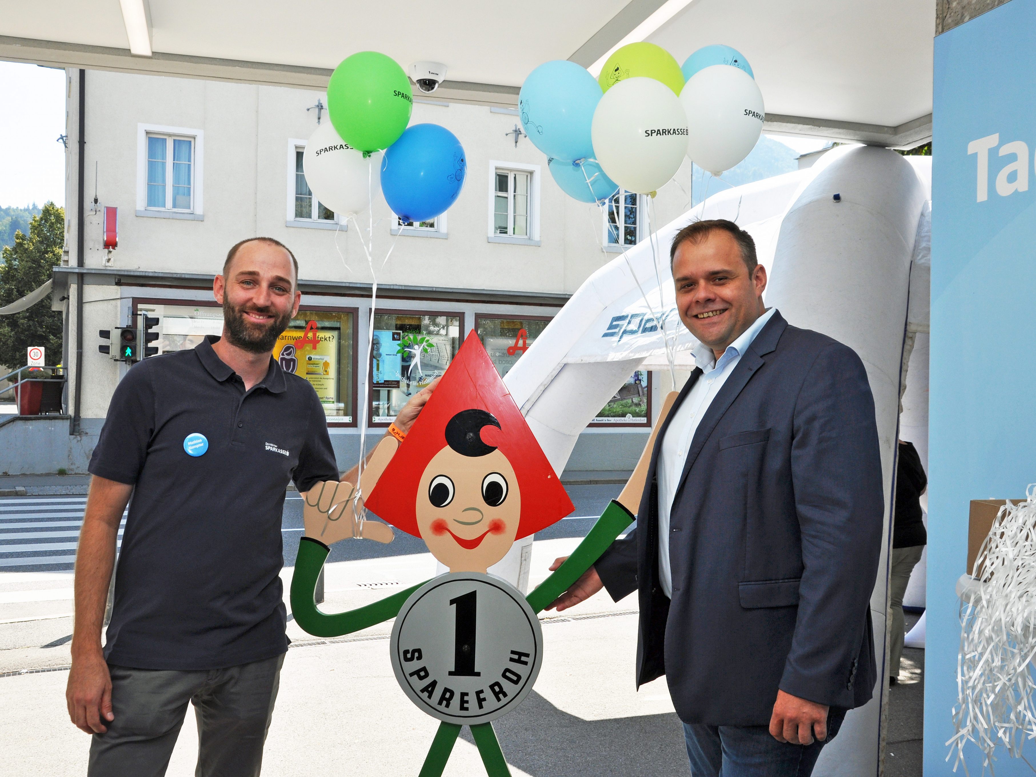 Filialleiter Mathias Kempter (li.) hatte zum Tag der offenen Tür geladen – auch der Dornbirner Vizebürgermeister Markus Fäßler war unter den Gratulanten. Filialleiter Mathias Kempter (li.) hatte zum Tag der offenen Tür geladen – auch der Dornbirner Vizebürgermeister Markus Fäßler war unter den Gratulanten.