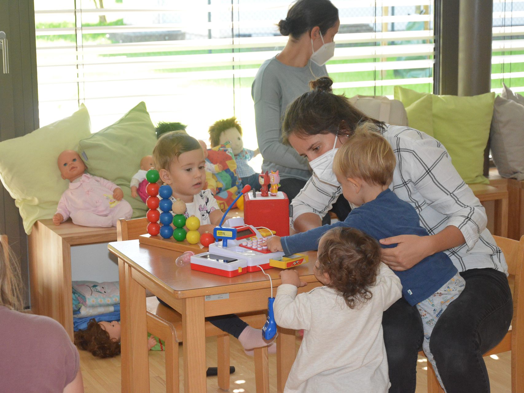 Das Eltern-Kind-Zentrum ist umgezogen. Eltern, Kinder und Betreuer schätzen sie neuen Räumlichkeiten sehr. Das Eltern-Kind-Zentrum ist umgezogen. Eltern, Kinder und Betreuer schätzen sie neuen Räumlichkeiten sehr.