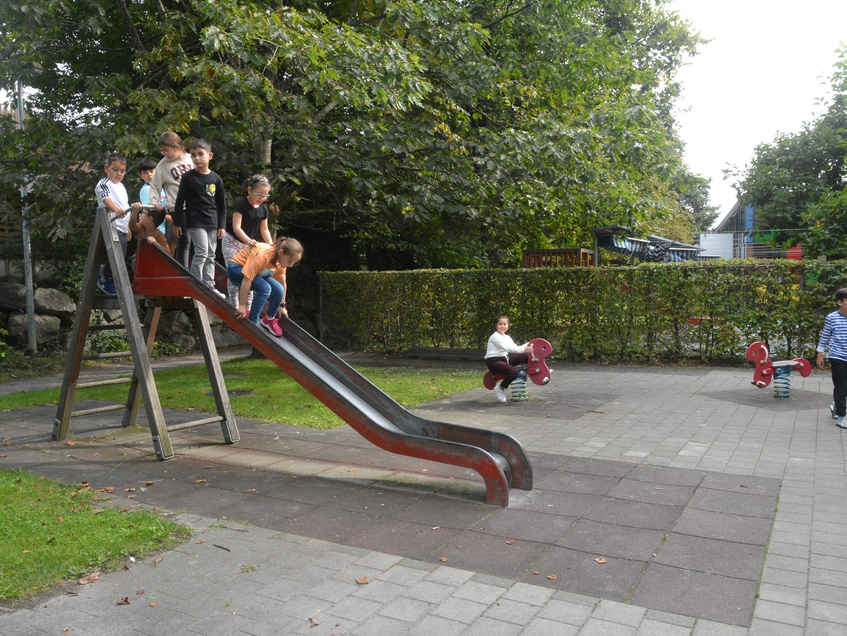 Der Spielplatz ist bereits voll. Doch in der Hannes-Grabher-Siedlung leben 88 Kinder, die einen Ort zum Verweilen brauchen. Der Spielplatz ist bereits voll. Doch in der Hannes-Grabher-Siedlung leben 88 Kinder, die einen Ort zum Verweilen brauchen.