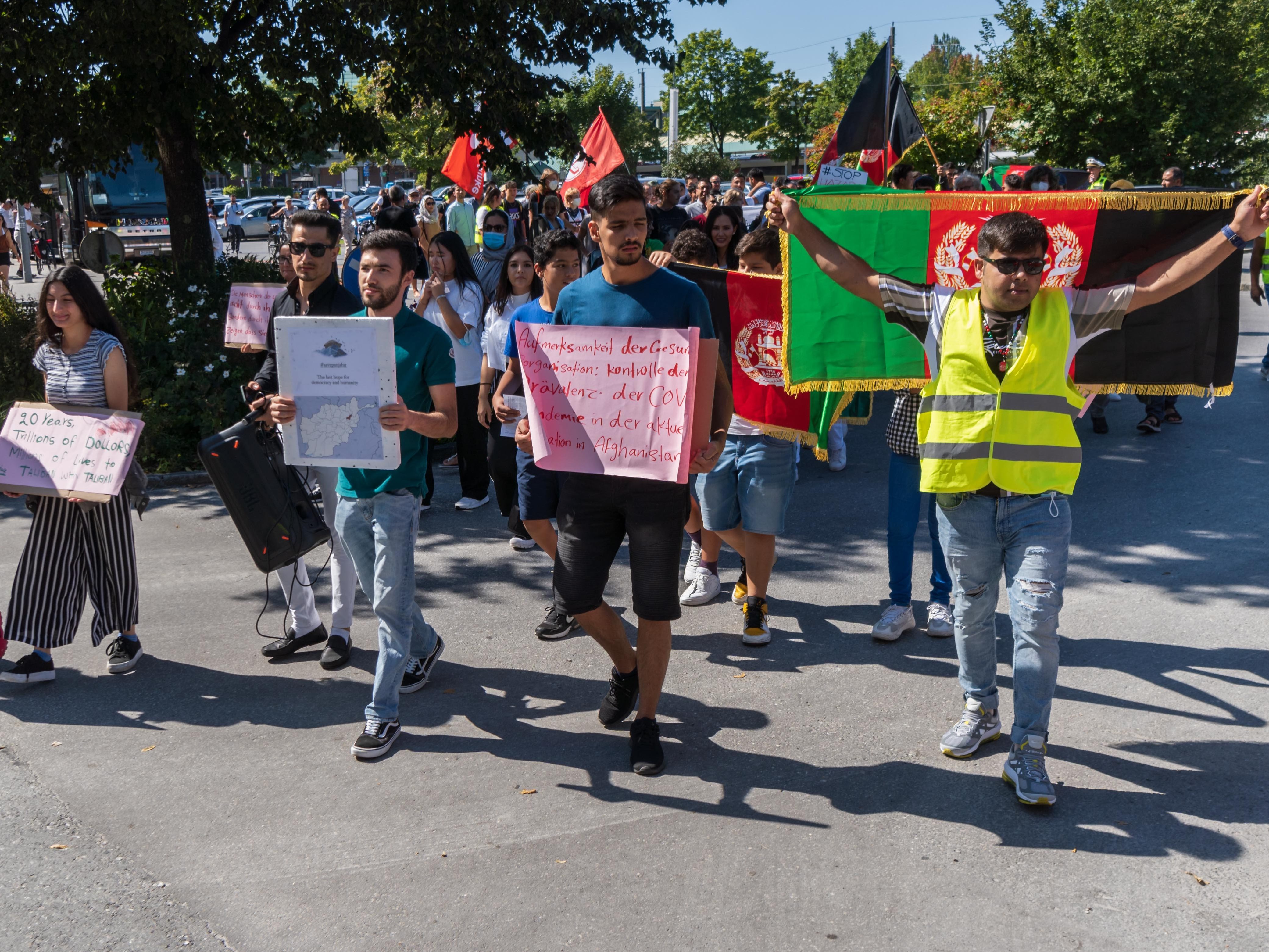 Die Teilnehmer der Demo schwenkten die afghanische Fahne und trugen Plakate. Die Teilnehmer der Demo schwenkten die afghanische Fahne und trugen Plakate.