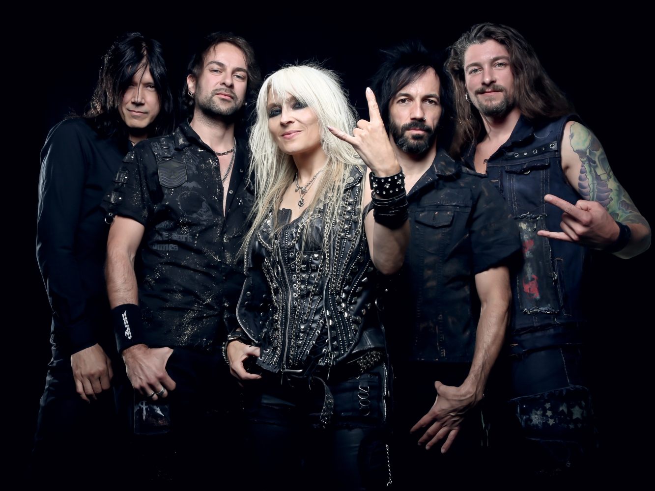 Metalqueen Doro und ihre Band treten live bei der Wildstyle und Tattoo Messe 2021 auf. Metalqueen Doro und ihre Band treten live bei der Wildstyle und Tattoo Messe 2021 auf.