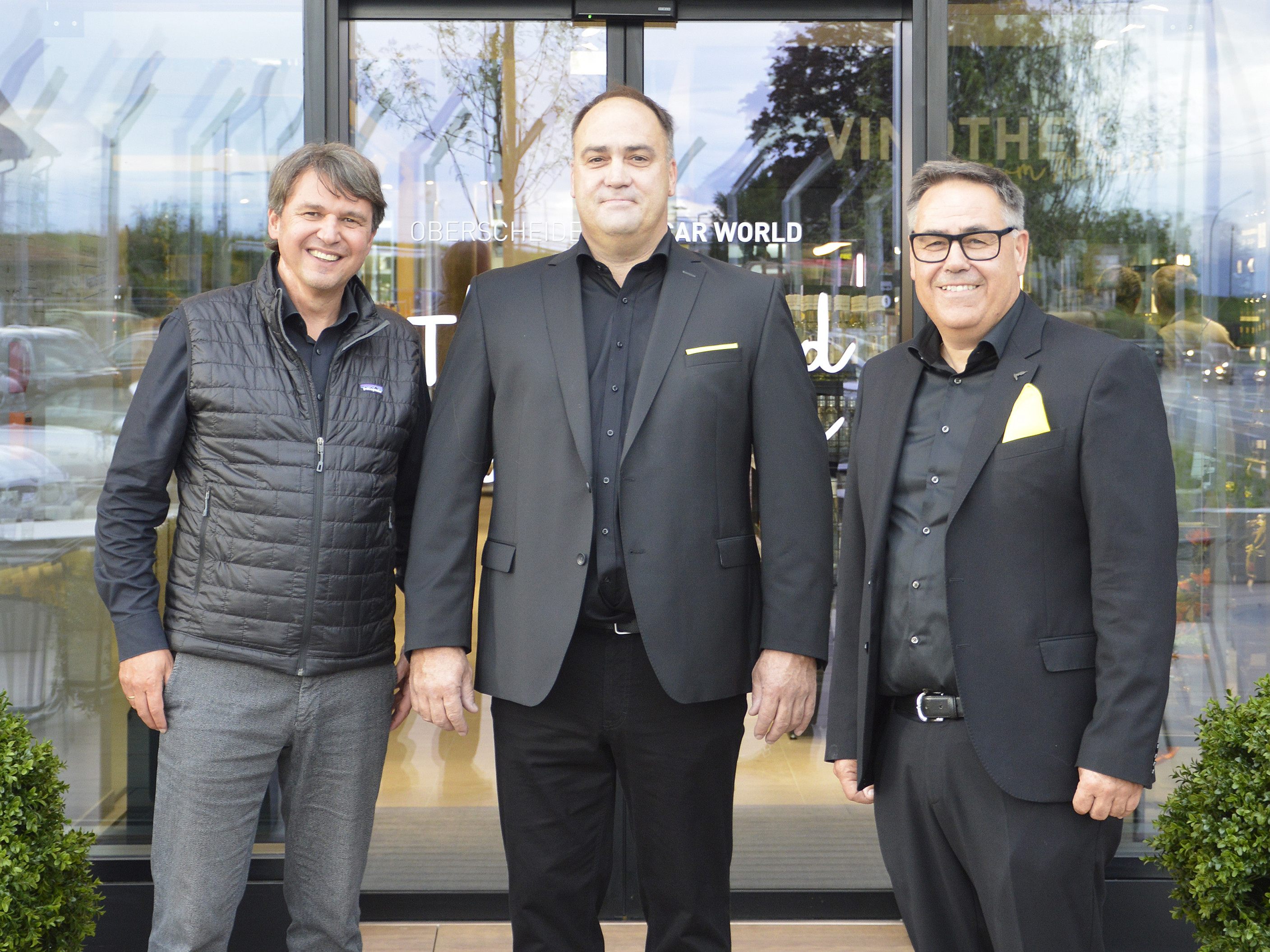 v.li.: Bürgermeister Kurt Fischer gratulierte Markus und Herbert Oberscheider zur Eröffnung. v.li.: Bürgermeister Kurt Fischer gratulierte Markus und Herbert Oberscheider zur Eröffnung.