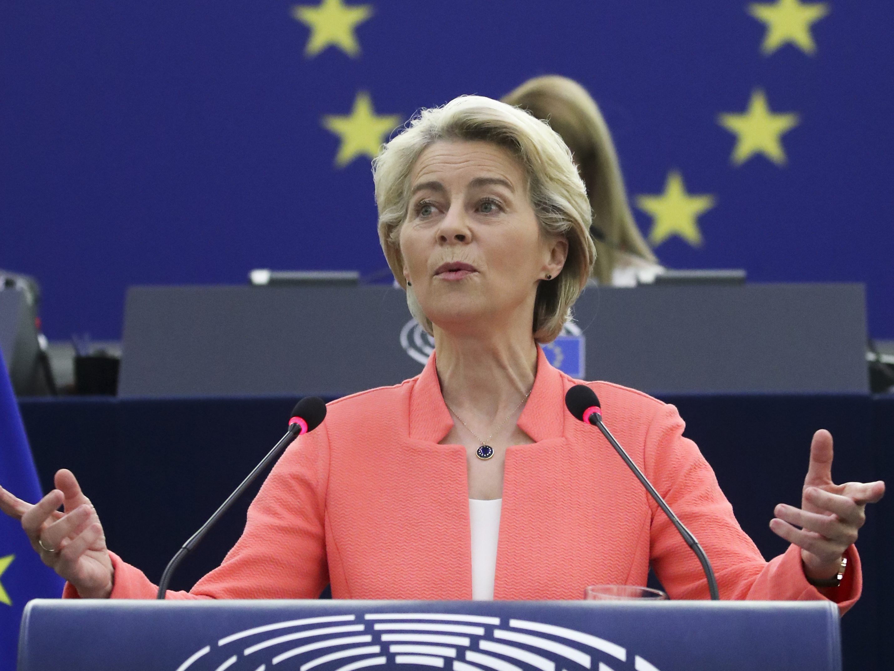 EU-Kommissionspräsidentin Ursula von der Leyen erklärte am Mittwoch, dass die EU weitere 200 Corona-Impfdosen an ärmere Länder spenden wolle.