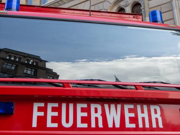 Als die Feuerwehr eine Wohnung in Ried im Innkreis aufbrach, entdeckten sie die Tote und neben ihr ihre zweijährige Tochter.