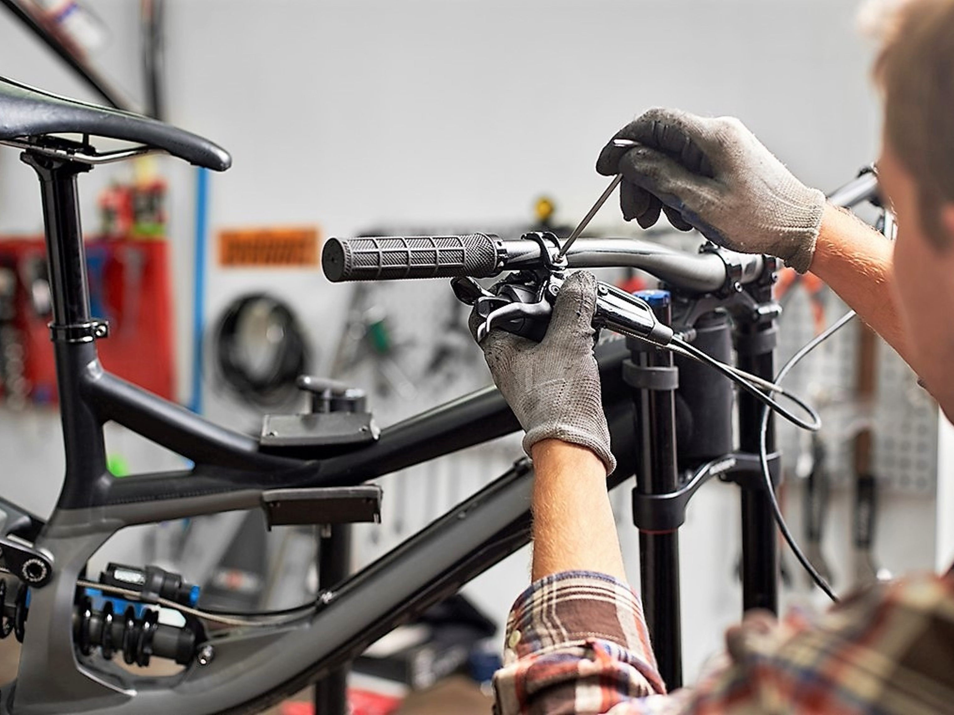 Das „azv“ erweitert mit dem Berufsbild Fahrradmechatronik sein Angebot. Das „azv“ erweitert mit dem Berufsbild Fahrradmechatronik sein Angebot.