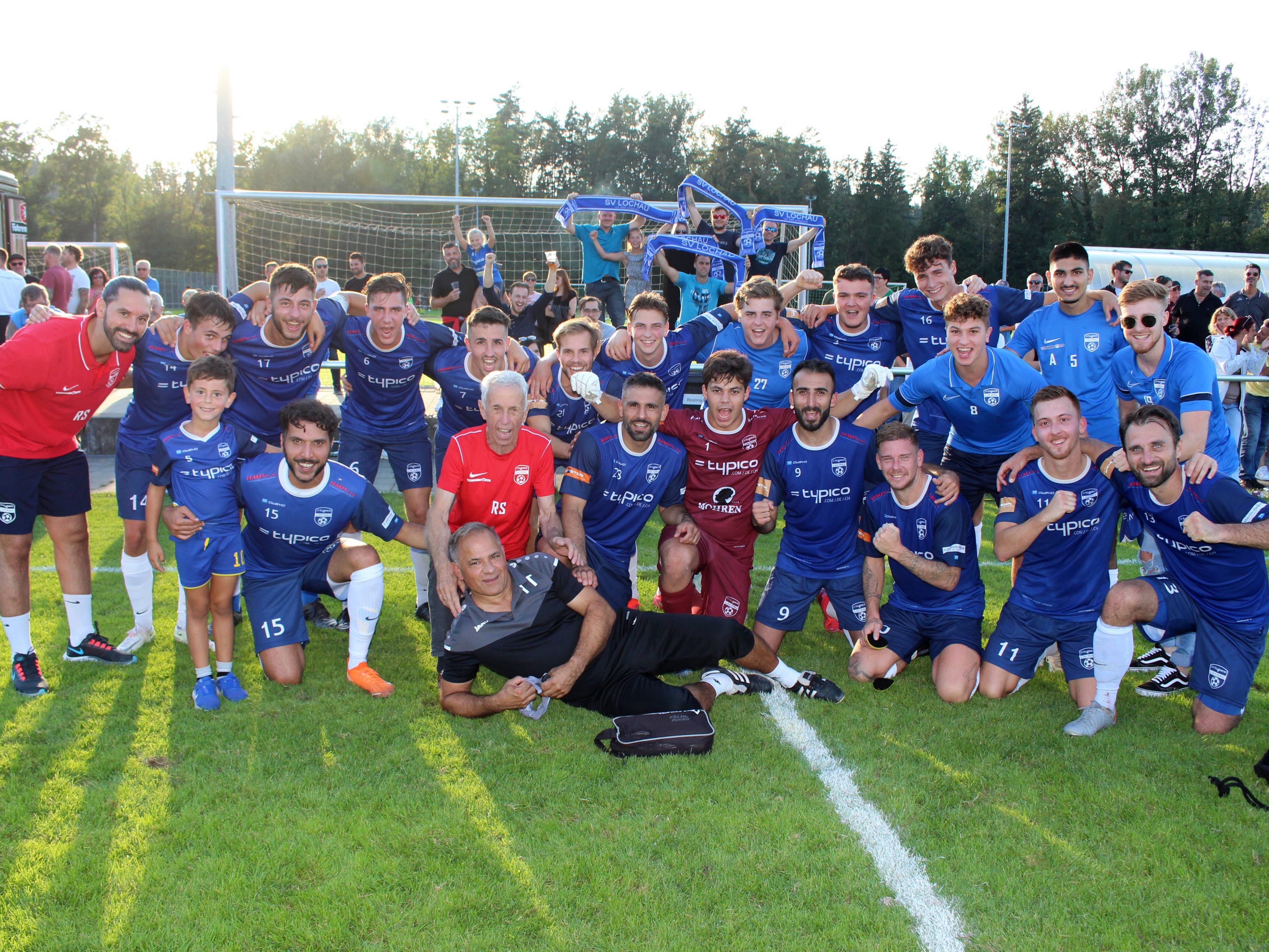 Das Team des SV typico Lochau jubelt zusammen mit den zahlreichen Fans über den wichtigen 1:0 Derbysieg gegen den Nachbarverein ECO-Park FC Hörbranz.