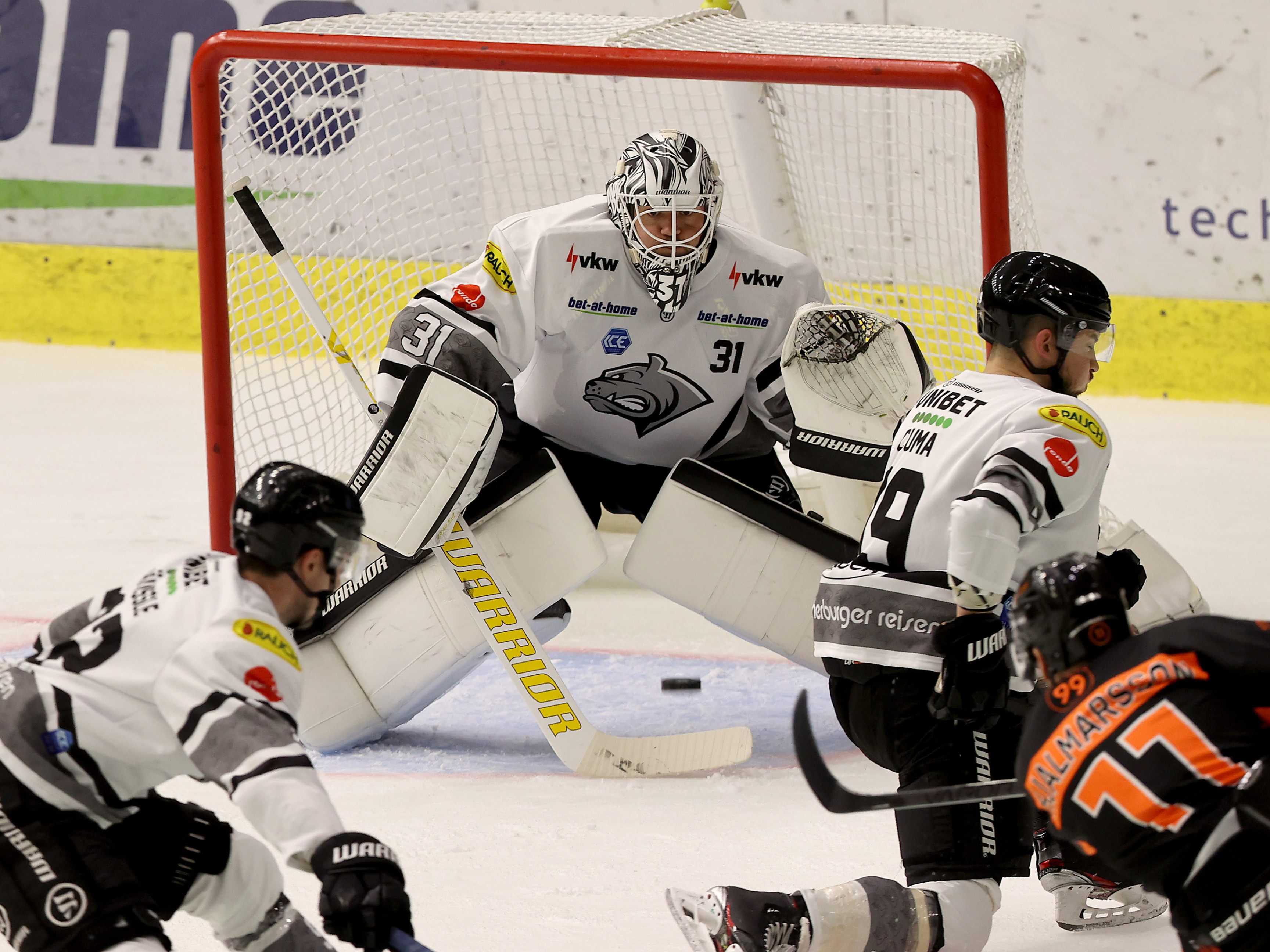 David Madlener bekam gleich im ersten Spiel viel zu tun. David Madlener bekam gleich im ersten Spiel viel zu tun.