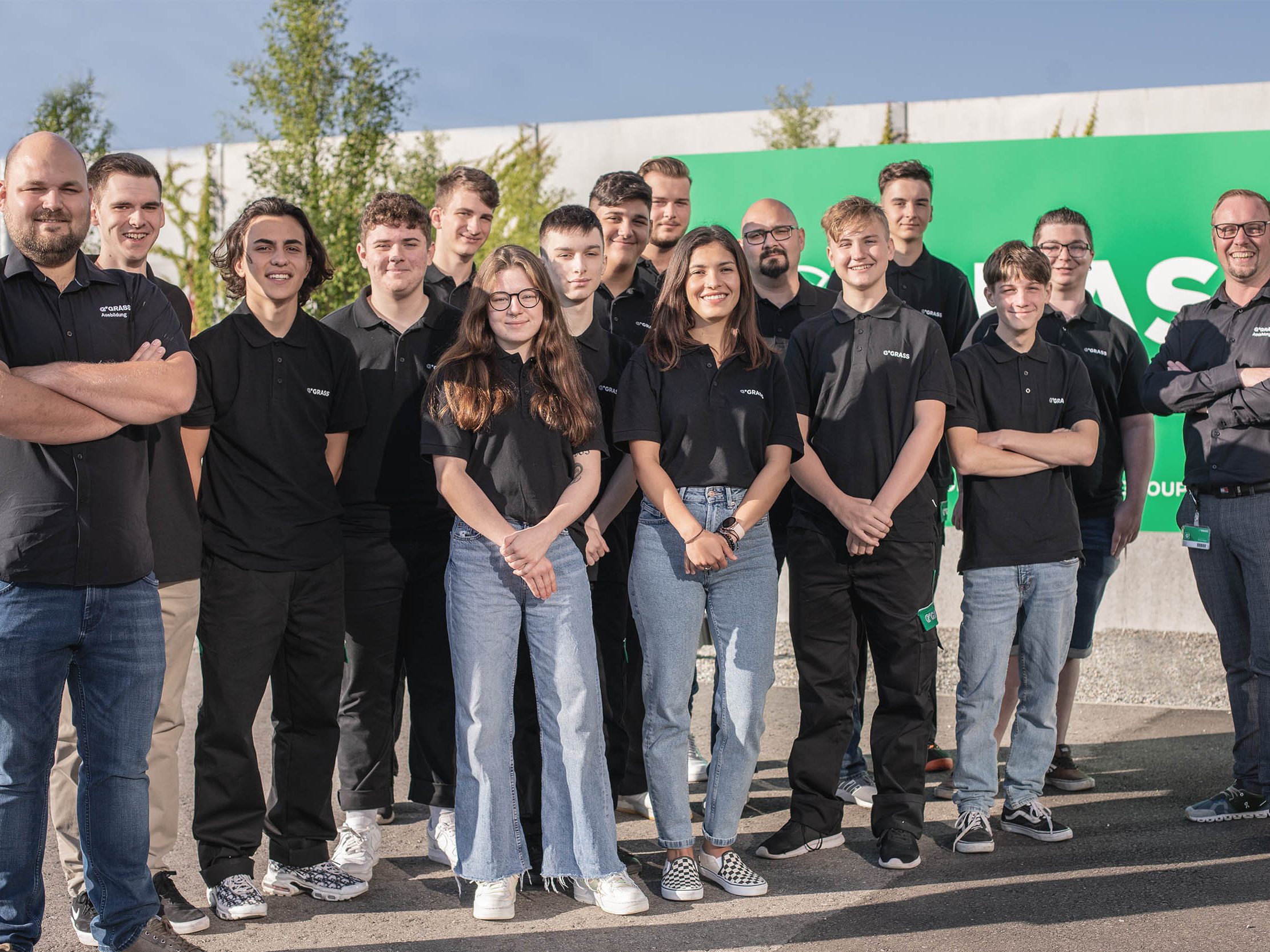 Dominic Coik (li.) und Thomas Witzgall (re.) begrüßten 14 neue Lehrlinge, die am 1. September bei GRASS ihre Ausbildung an den Standorten Höchst und Götzis begannen.