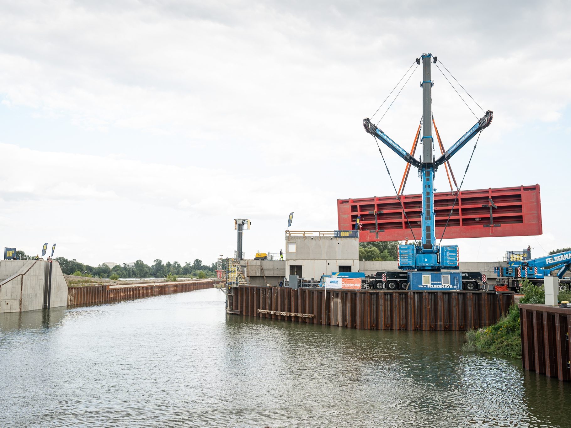 Der Alberner Hafen hat ein neues Stahltor erhalten.