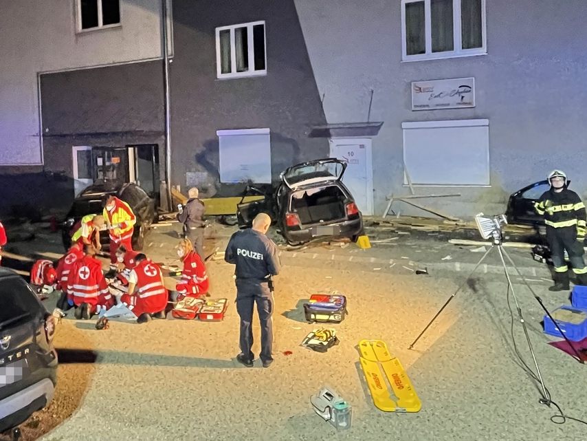 Der Lenker musste von der Feuerwehr aus dem Unfallfahrzeug herausgeschnitten werden.