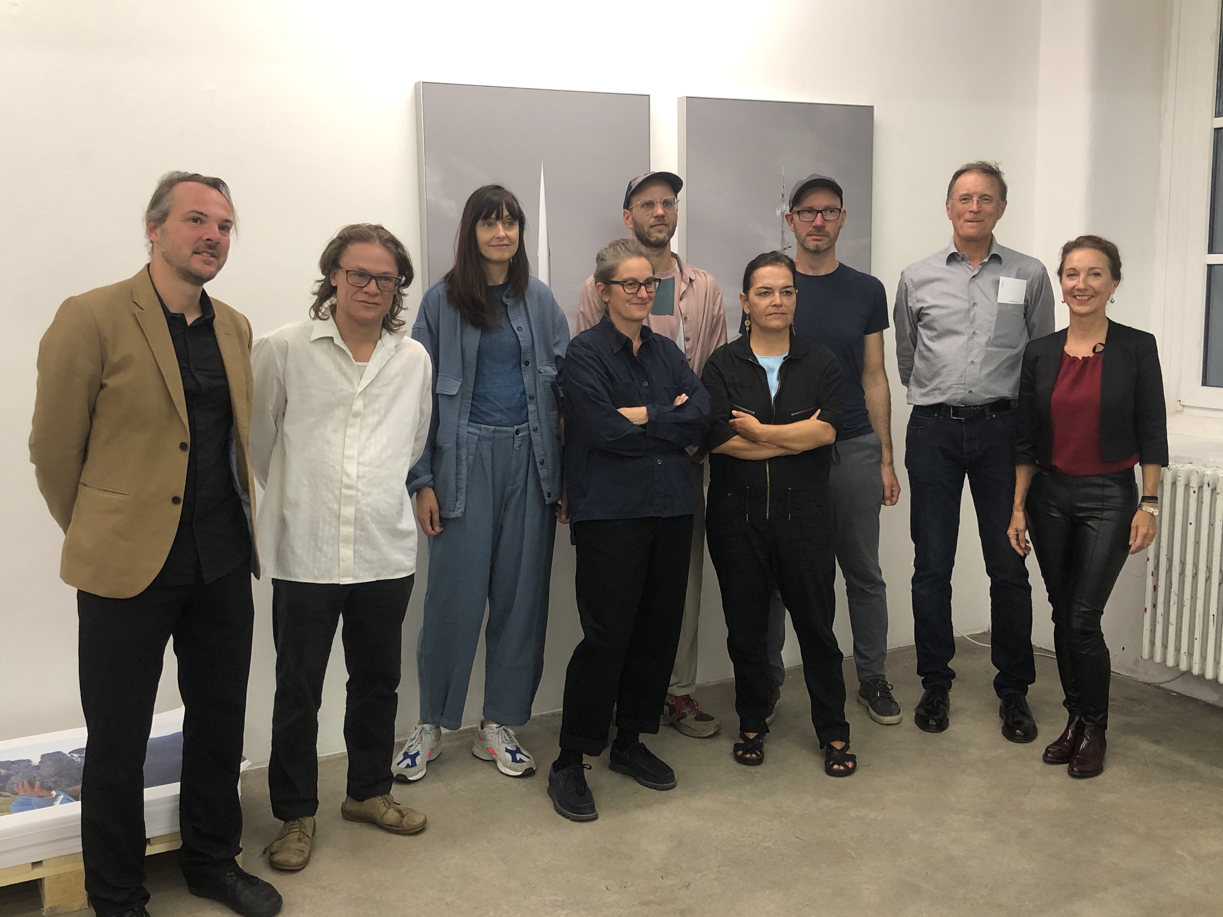 Acht der neun ausstellenden Künstler waren bei der Vernissage anwesend. Acht der neun ausstellenden Künstler waren bei der Vernissage anwesend.