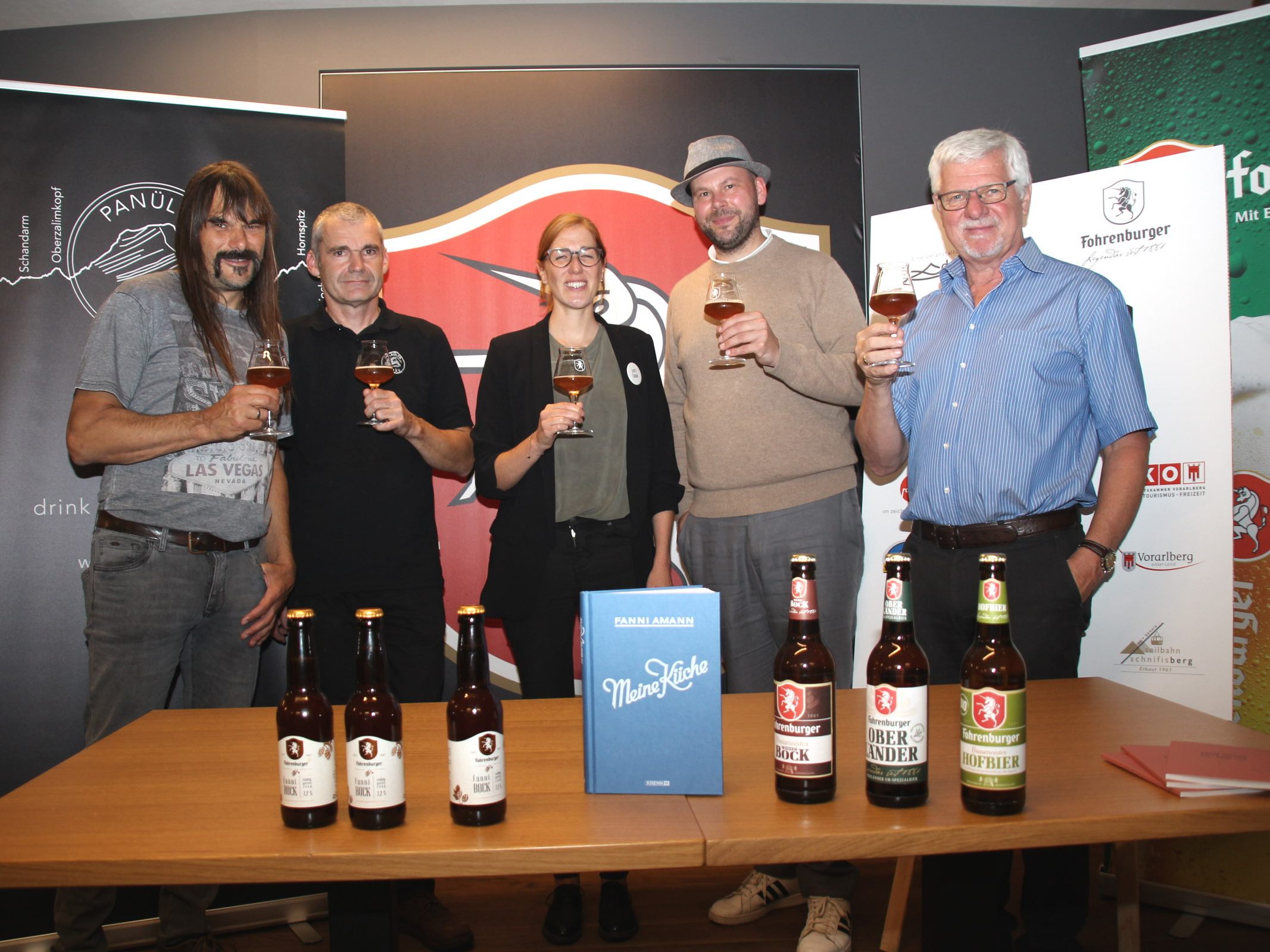 Wolfgang Sila (Geschäftsführer Brauerei Fohrenburg), Johann Kessler („Panüler Bräu“ Craft Beer Brauerei aus Nenzing), Julia Beck (Kreativagentur mohap), Marcus Naumann (Geschäftsführer ARGE Dreiklang), Josef Wasner (Braumeister Brauerei Fohrenburg) (v.l.) Wolfgang Sila (Geschäftsführer Brauerei Fohrenburg), Johann Kessler („Panüler Bräu“ Craft Beer Brauerei aus Nenzing), Julia Beck (Kreativagentur mohap), Marcus Naumann (Geschäftsführer ARGE Dreiklang), Josef Wasner (Braumeister Brauerei Fohrenburg) (v.l.)