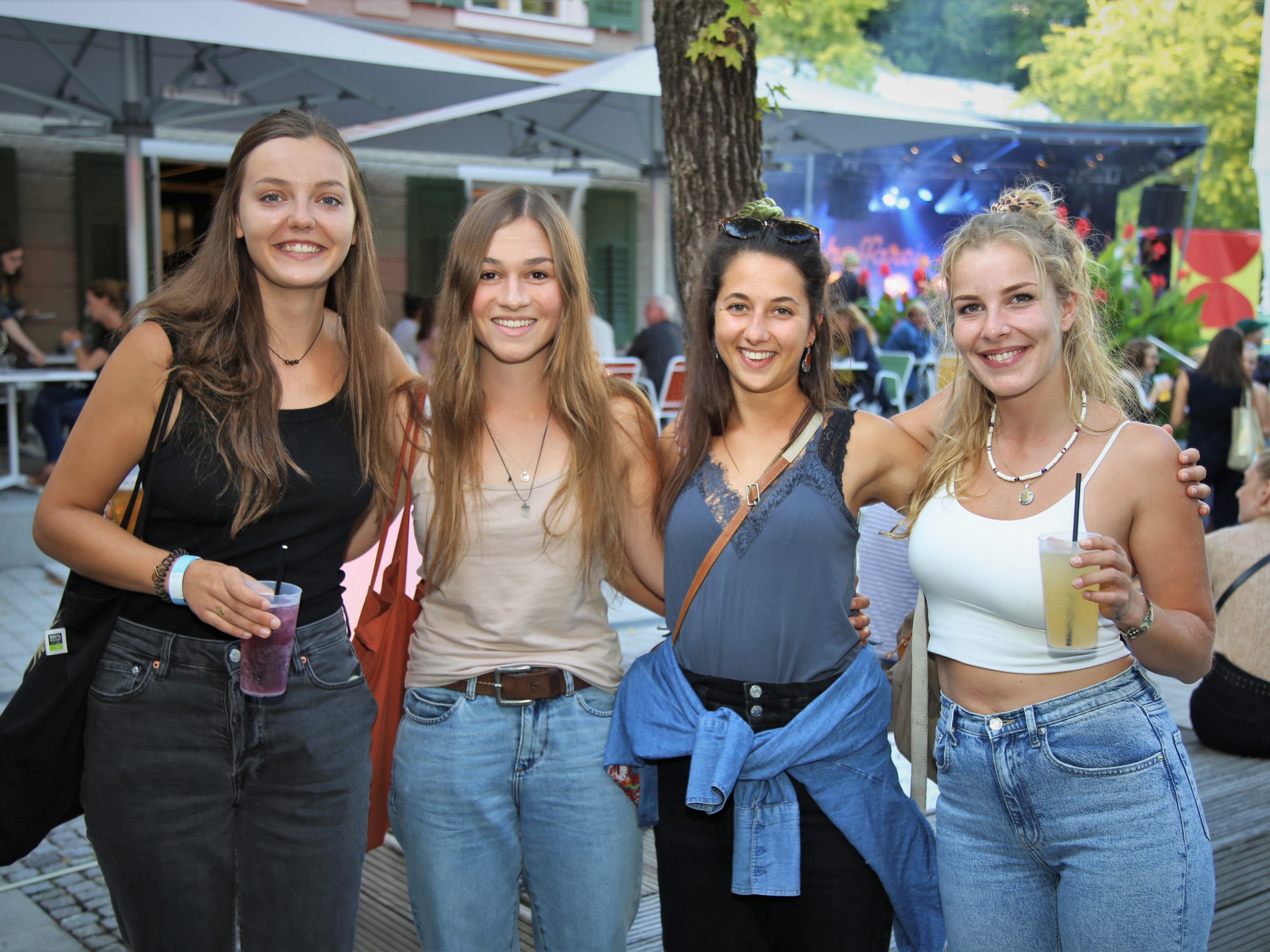 Mimi, Irina, Belinda und Anna amüsierten sich bei der Eröffnung.