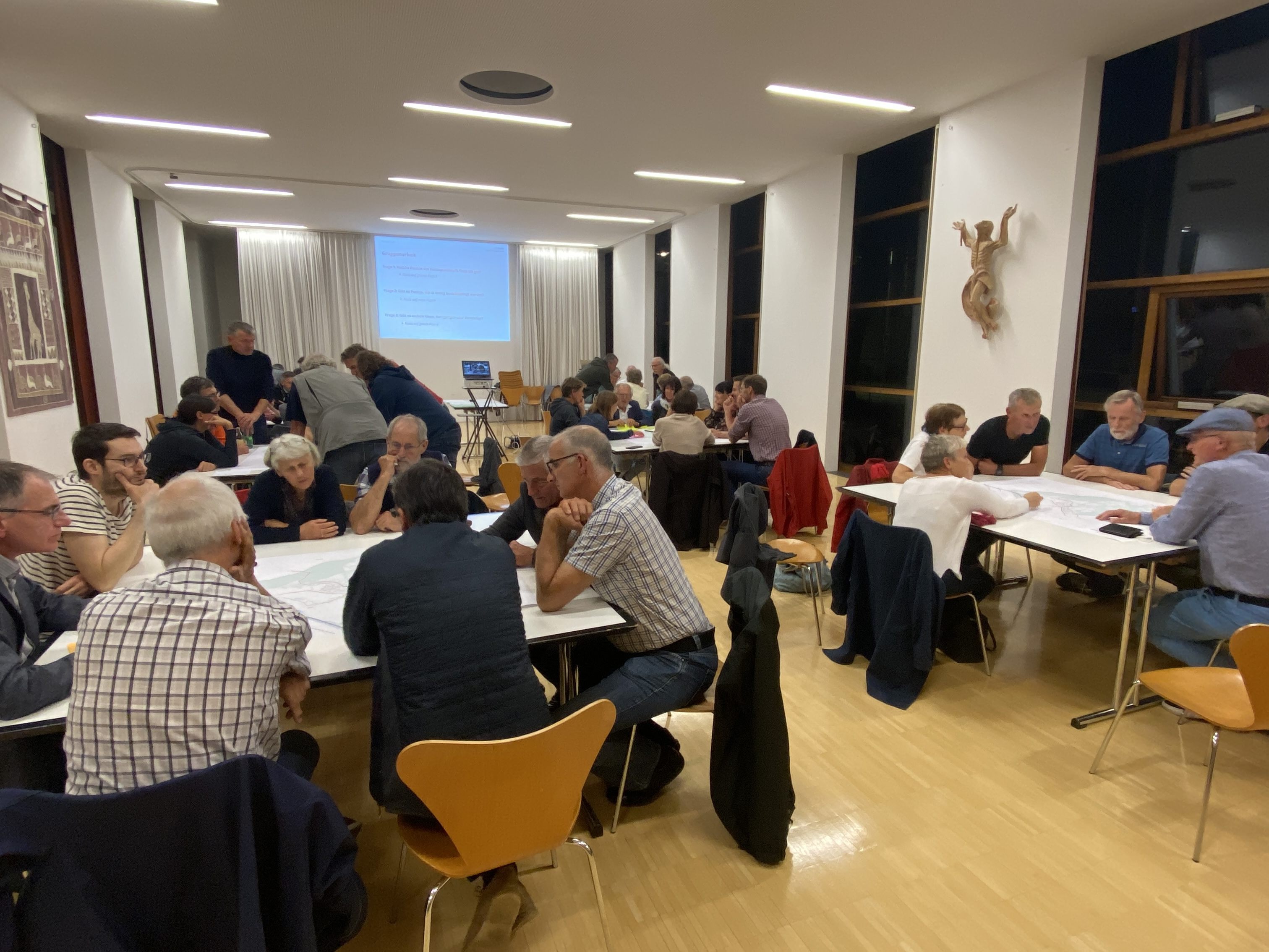 Der Workshop zum Straßen- und Wegekonzept war gut besucht, es wurde angeregt diskutiert. (Foto: mon)