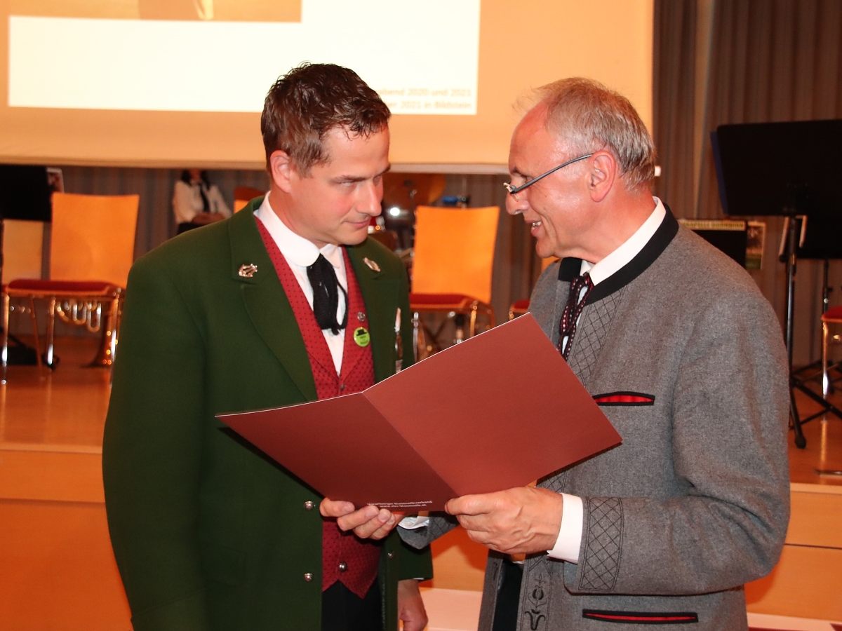 1)	VBV-Landesobmann Wolfram Baldauf  überreichte die Urkunden und Ehrennadeln.