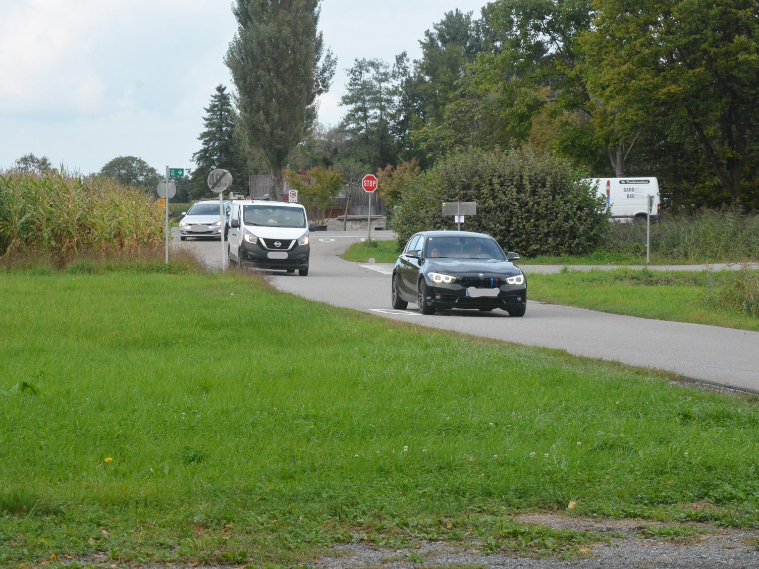 Autofahrer nehmen eine mehr als problematische Ausweichroute. Autofahrer nehmen eine mehr als problematische Ausweichroute.
