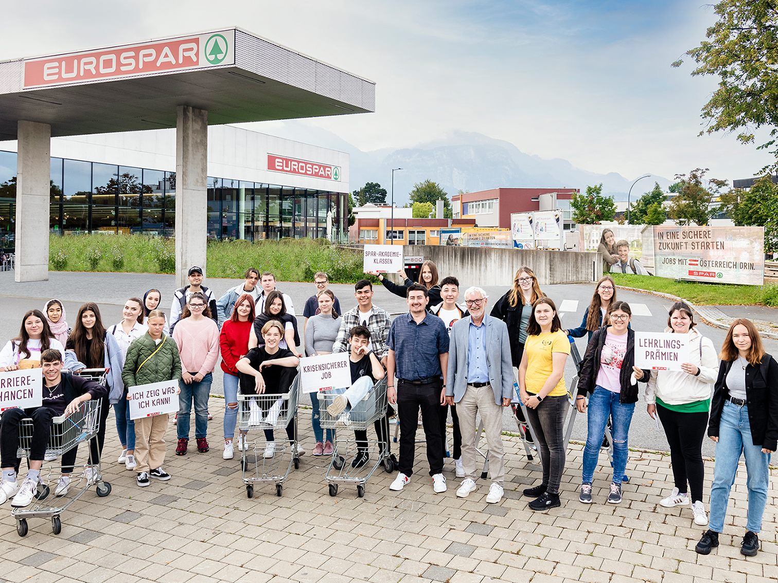 Unsere neuen Lehrlinge bei der Besichtigung der Märkte im Zuge des ersten Lehrlingsseminars. © SPAR/MEDIArt