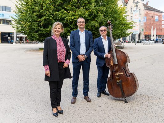 v.l.n.r.: Theaterdirektorin Renate Bauer, Sparkassenvorstand Mag. Johannes Hämmerle und Musiker Rosario Bonaccorso