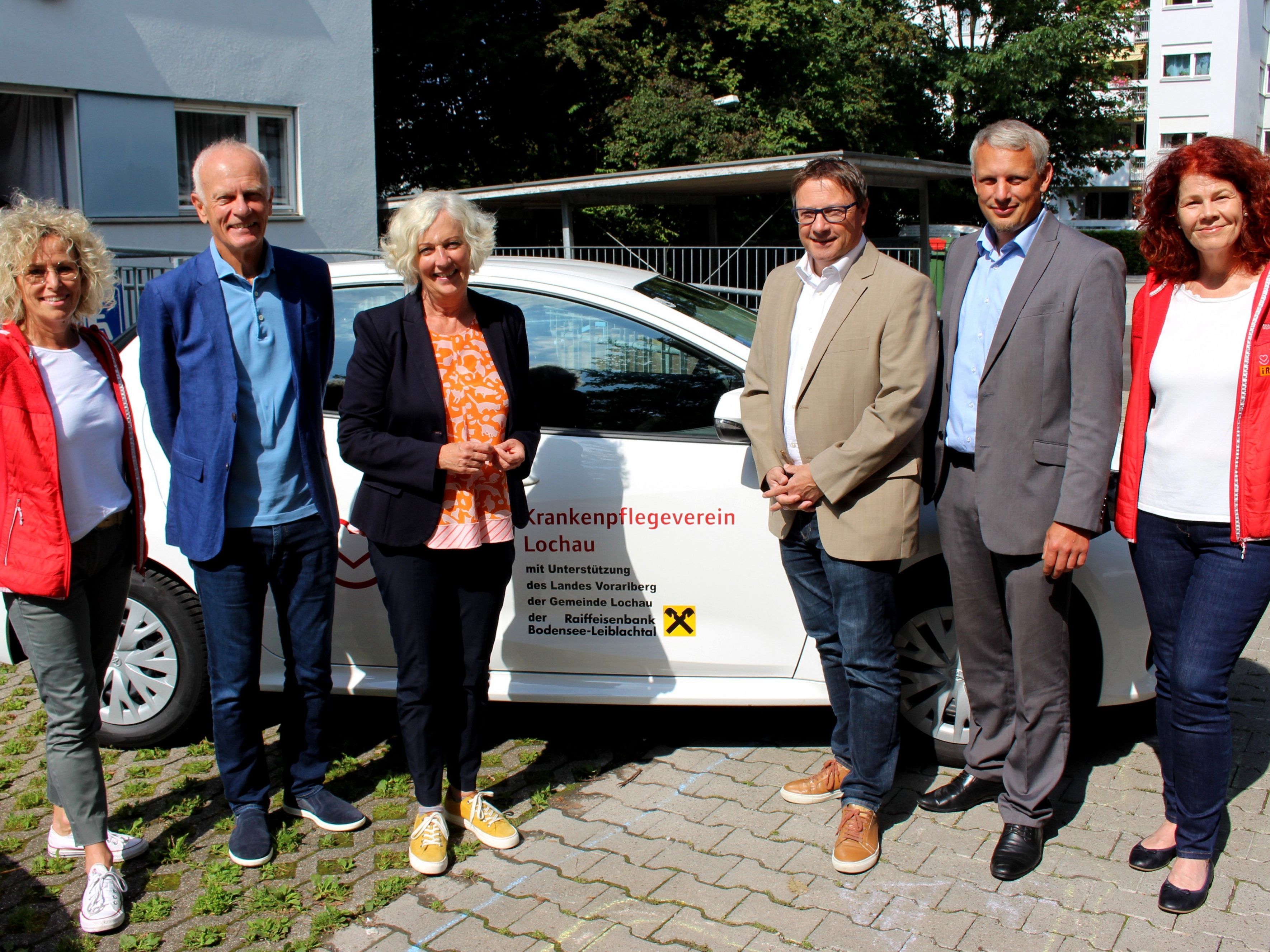 Sie freuen sich über das neue Fahrzeug: Maria Mager (Pflegedienstleitung KPV), Dr. Claus Hörburger (Obmann KPV), Soziallandesrätin Katharina Wiesflecker, Vizebürgermeister Christophorus Schmid, Christian Eienbach (Regionalleiter Raiba Bodensee-Leiblachtal) und Simone Moosmann (Fachassistentin KPV), von links. Sie freuen sich über das neue Fahrzeug: Maria Mager (Pflegedienstleitung KPV), Dr. Claus Hörburger (Obmann KPV), Soziallandesrätin Katharina Wiesflecker, Vizebürgermeister Christophorus Schmid, Christian Eienbach (Regionalleiter Raiba Bodensee-Leiblachtal) und Simone Moosmann (Fachassistentin KPV), von links.