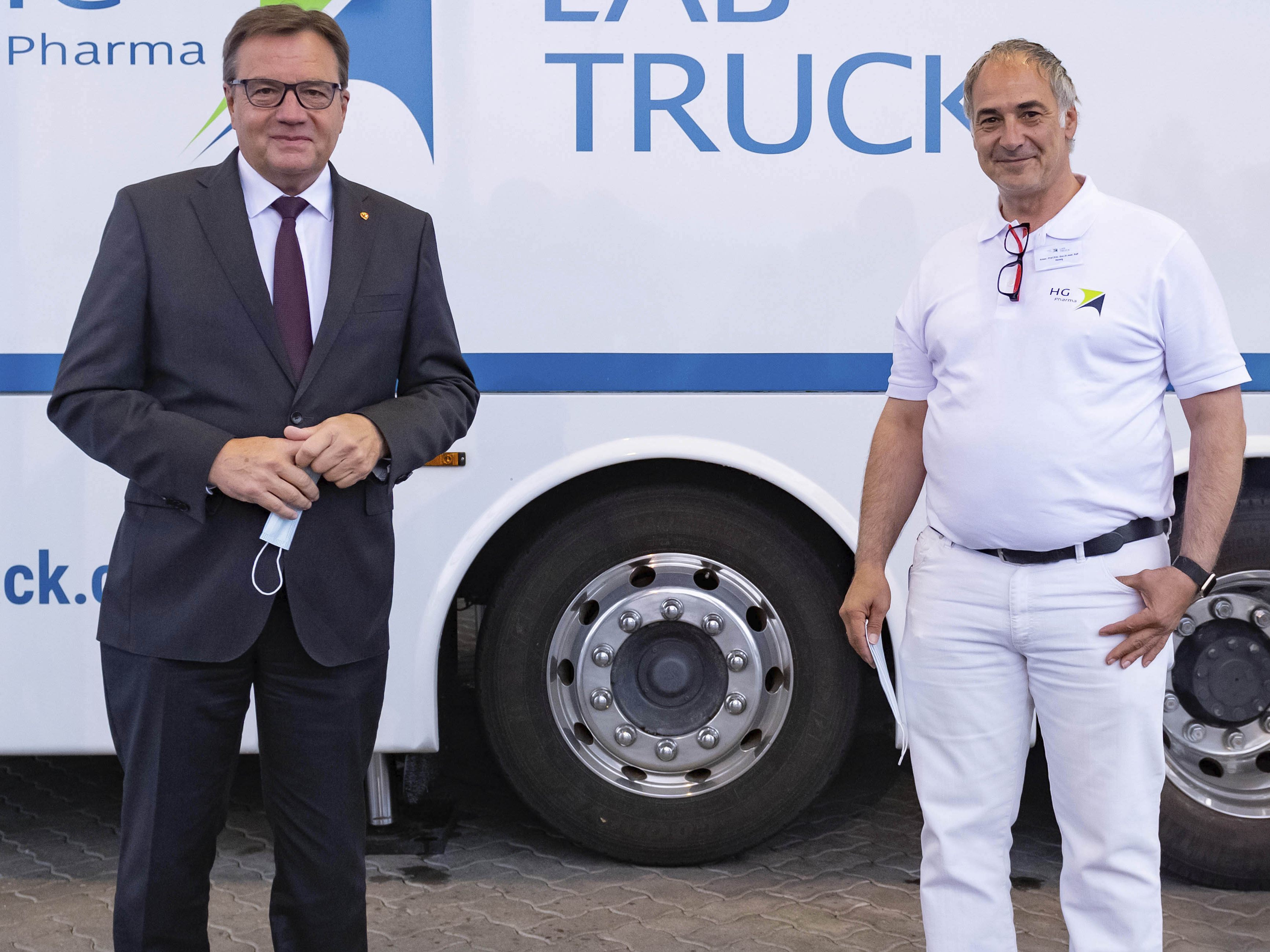 Ex-HG Pharma Chef Herwig (r.) soll sie per E-Mail versandt haben und spricht von Hackerangriff. Ex-HG Pharma Chef Herwig (r.) soll sie per E-Mail versandt haben und spricht von Hackerangriff.