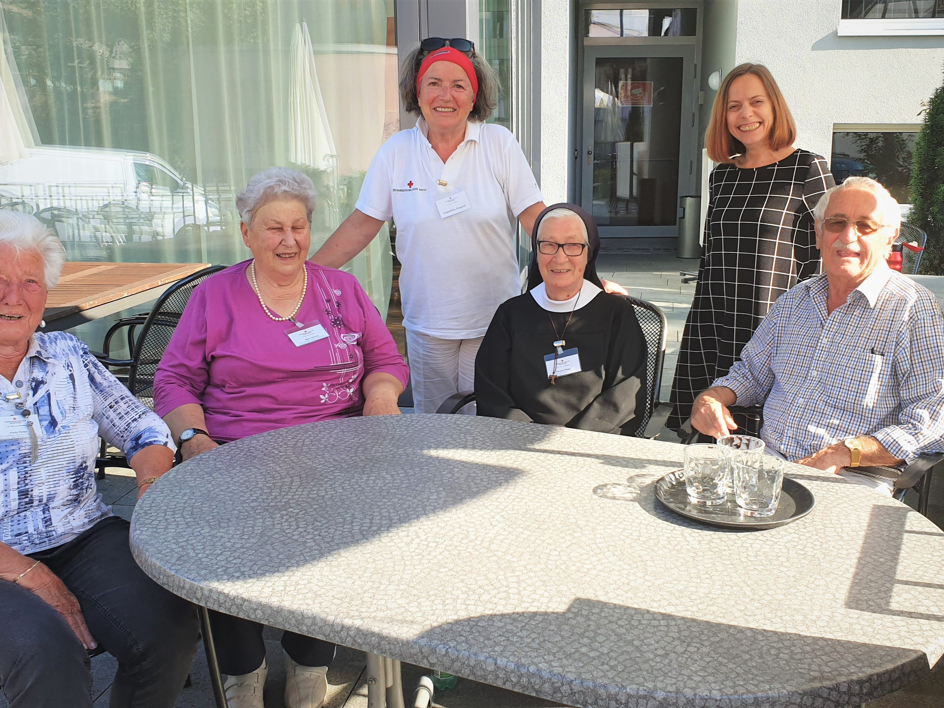 Die oberösterreichischen Reisegäste mit DGKS Leopoldine Angerer und Rezeptionistin Manuela. Die oberösterreichischen Reisegäste mit DGKS Leopoldine Angerer und Rezeptionistin Manuela.