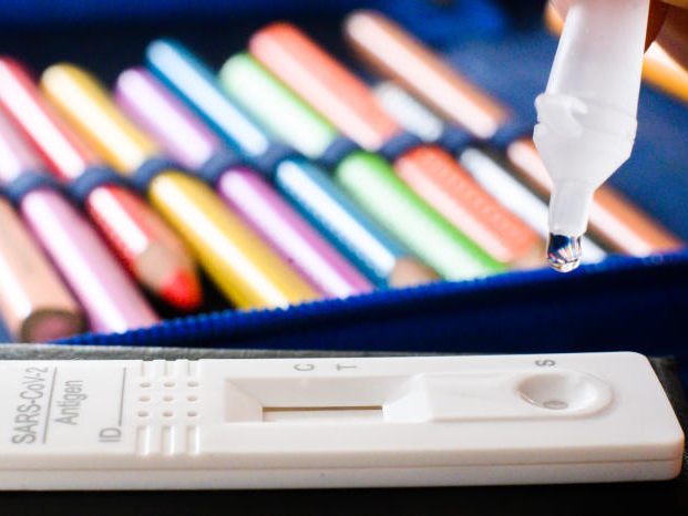 An den Schulen im Osten herrscht "mittleres Risiko". Das heißt, dass sich geimpfte und genesene Schüler nicht mehr auf das Coronavirus testen müssen. An den Schulen im Osten herrscht "mittleres Risiko". Das heißt, dass sich geimpfte und genesene Schüler nicht mehr auf das Coronavirus testen müssen.