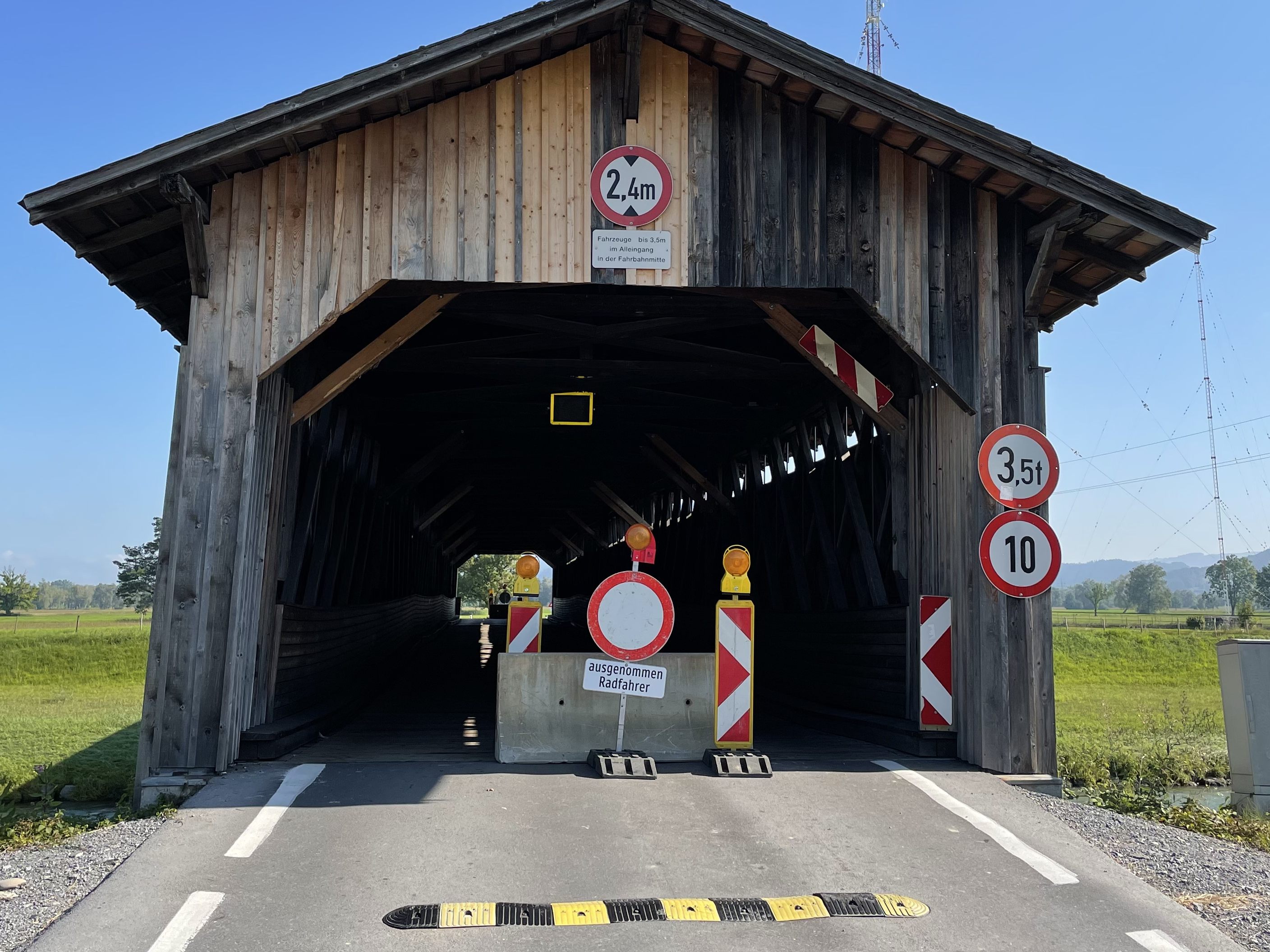 Radfahrer dürfen die Senderbrücke noch benutzen, der motorisierte Verkehr nicht. Radfahrer dürfen die Senderbrücke noch benutzen, der motorisierte Verkehr nicht.