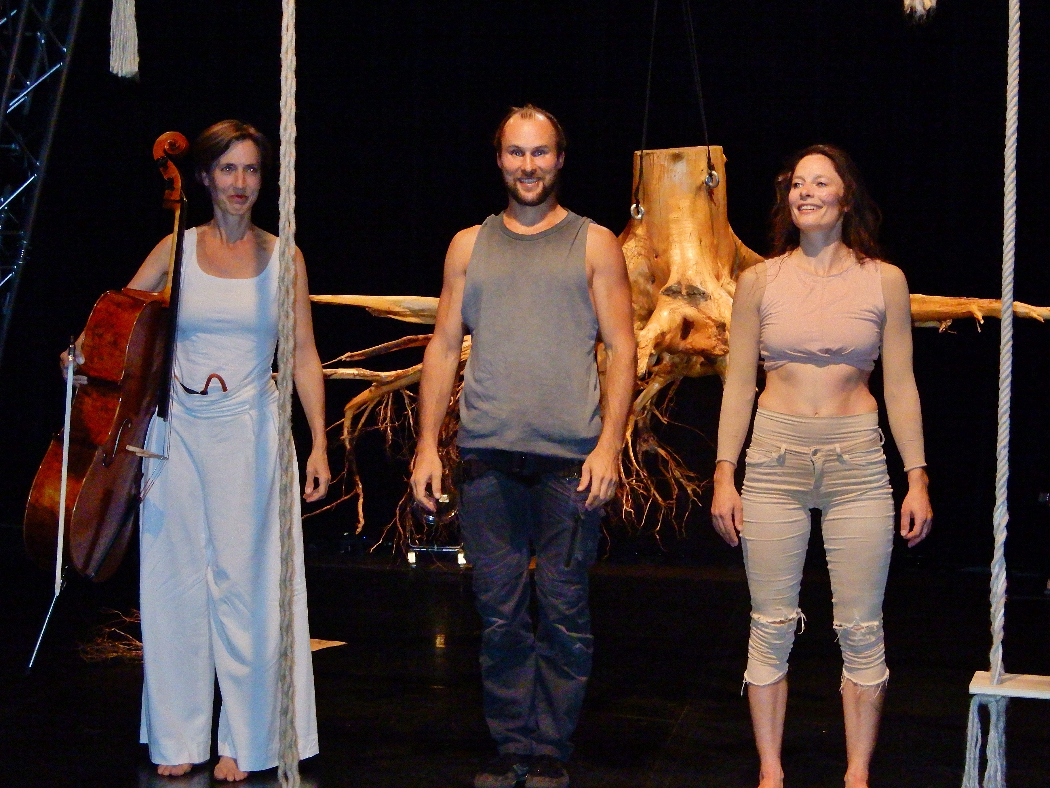 In_tensegrity ernte viel Applaus für ihre außergewöhnliche Performance im Freudenhaus. In_tensegrity ernte viel Applaus für ihre außergewöhnliche Performance im Freudenhaus.
