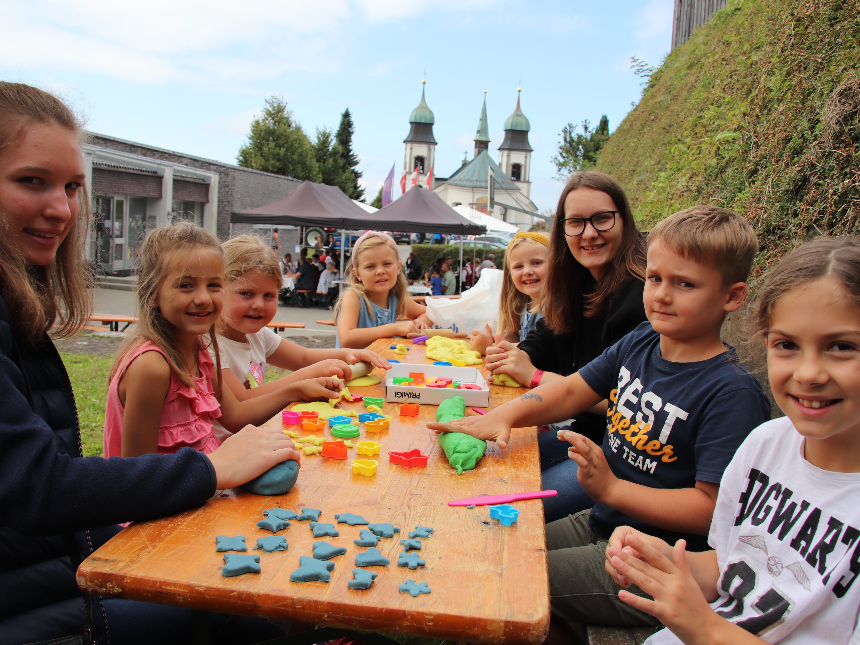 8) Der Basteltisch war immer gut besucht. 8) Der Basteltisch war immer gut besucht.