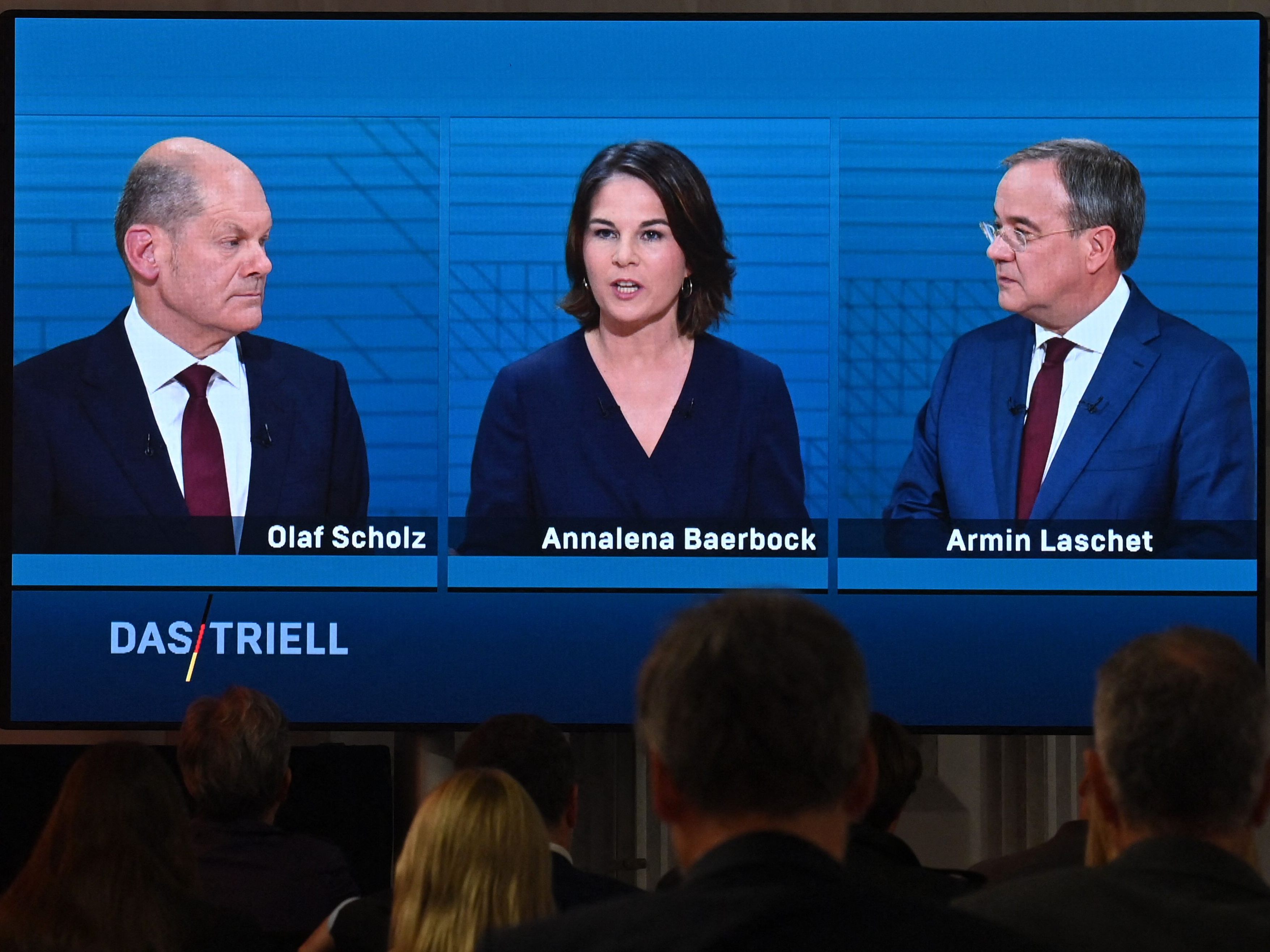 SPD-Kandidat Scholz (l.) ging als Favorit ins zweite Triell und konnte sich laut Umfragen auch durchsetzen. SPD-Kandidat Scholz (l.) ging als Favorit ins zweite Triell und konnte sich laut Umfragen auch durchsetzen.