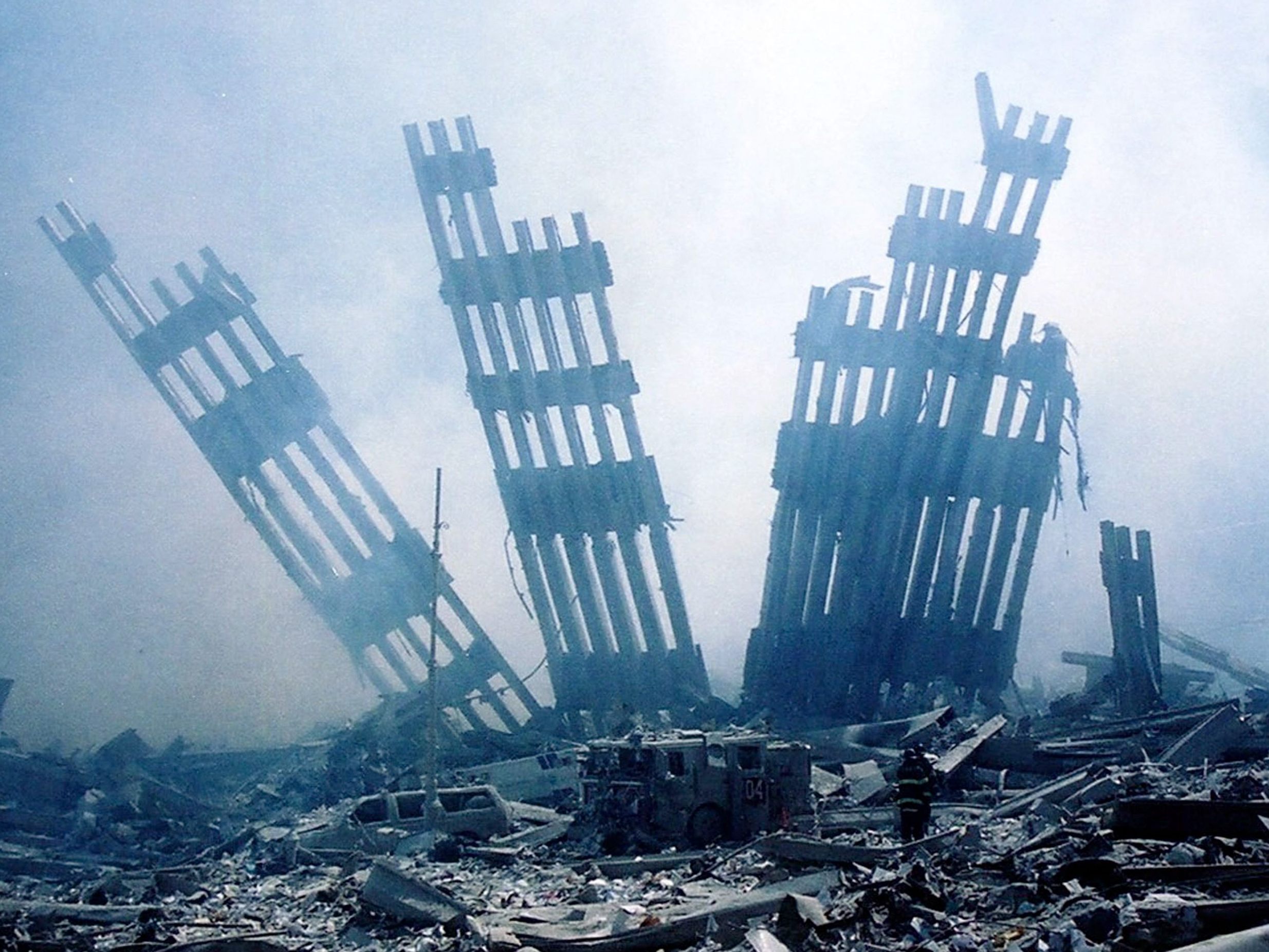 Die noch rauchenden Trümmer des World Trade Center nach den Anschlägen vom 11. September 2001.