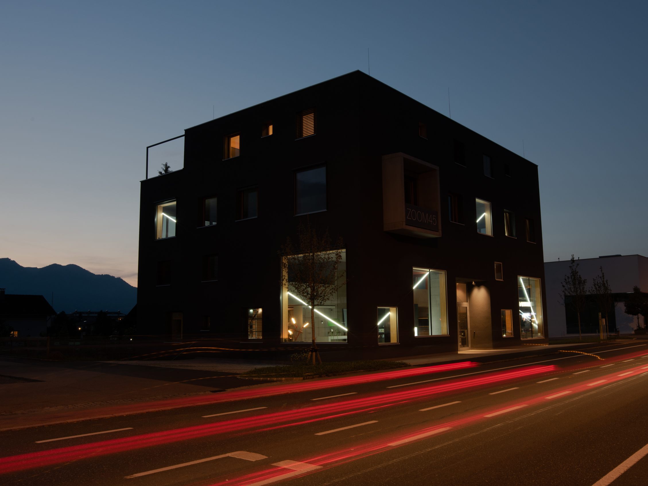 Ein besonderes Highlight im neuen Geschäftsgebäude in Feldkirch in der Königshofstraße 45 stellte die zweiwöchige Lichtinstallation des Künstlers Hermann Präg dar. Ein besonderes Highlight im neuen Geschäftsgebäude in Feldkirch in der Königshofstraße 45 stellte die zweiwöchige Lichtinstallation des Künstlers Hermann Präg dar.