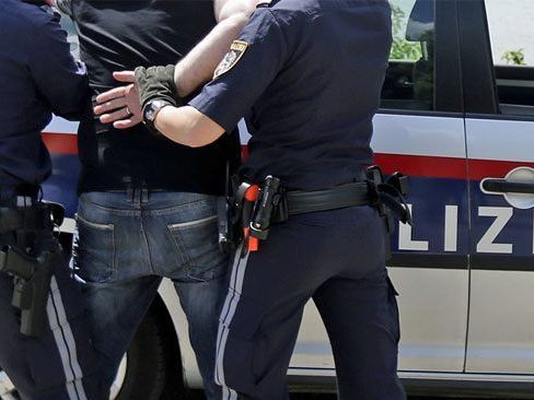 Für den 21-jährigen Burschen klickten die Handschellen