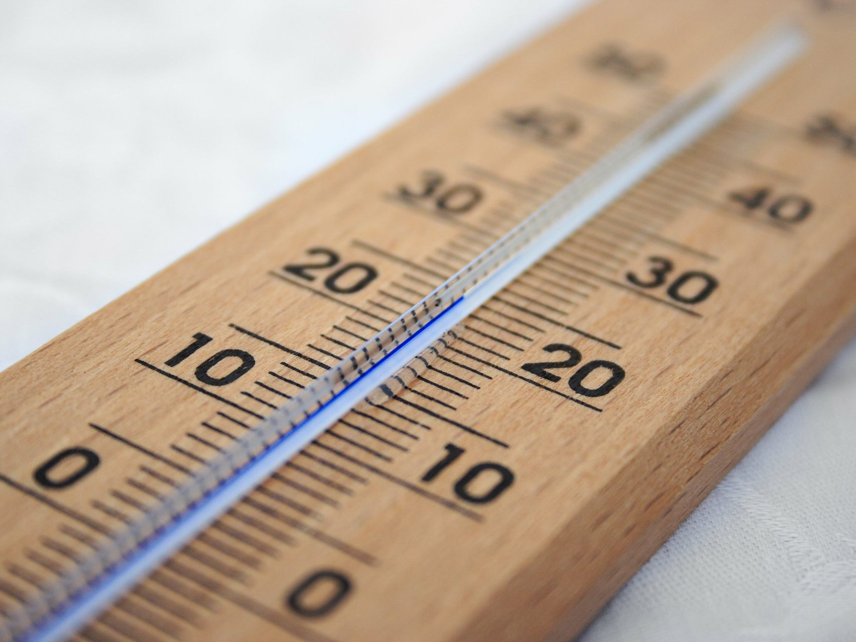 Von einer Tropennacht spricht man, wenn die Tiefstwerte nicht unter 20 Grad sinken. Von einer Tropennacht spricht man, wenn die Tiefstwerte nicht unter 20 Grad sinken.