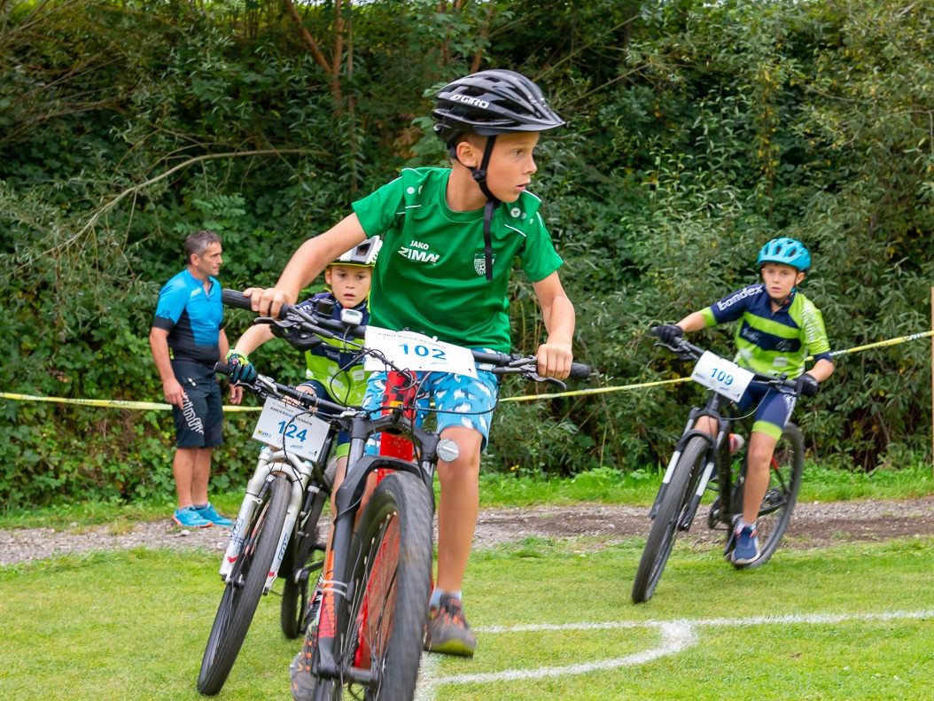 Volle Konzentration auf den Parcours bei den Rennteilnehmern.