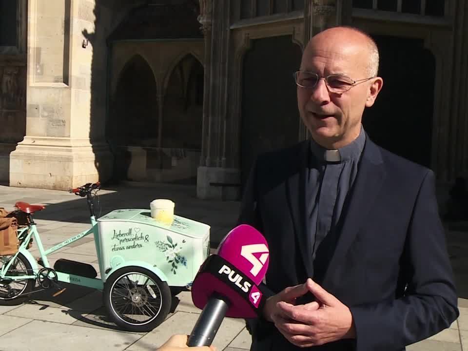 Rad-Fan und Dompfarrer Toni Faber hat dem Urnen-Rad seinen Segen gegeben