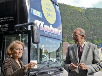 Bildungsminister Heinz Fassmann mit NÖ Landesrätin Christiane Teschl-Hofmeister zu Besuch bei einem Impfbus beim Sommerschul-Standort Schulzentrum in Goggnitz.