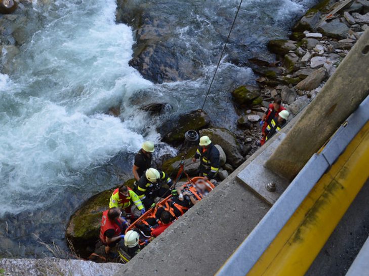 Die Freiwillige Feuerwehr barg den verletzten Motorradfahrer.