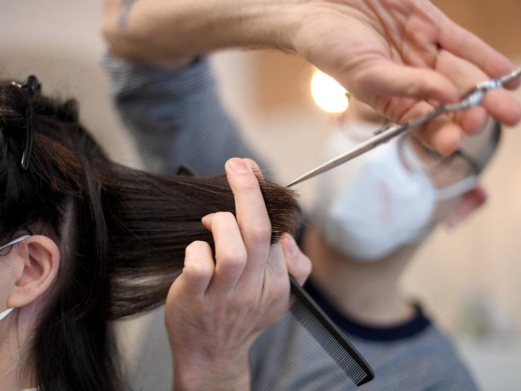 Ein Friseur bei der Arbeit in Wien. Seit Corona ist der Umsatz in der Branche um 30 Prozent gesunken.